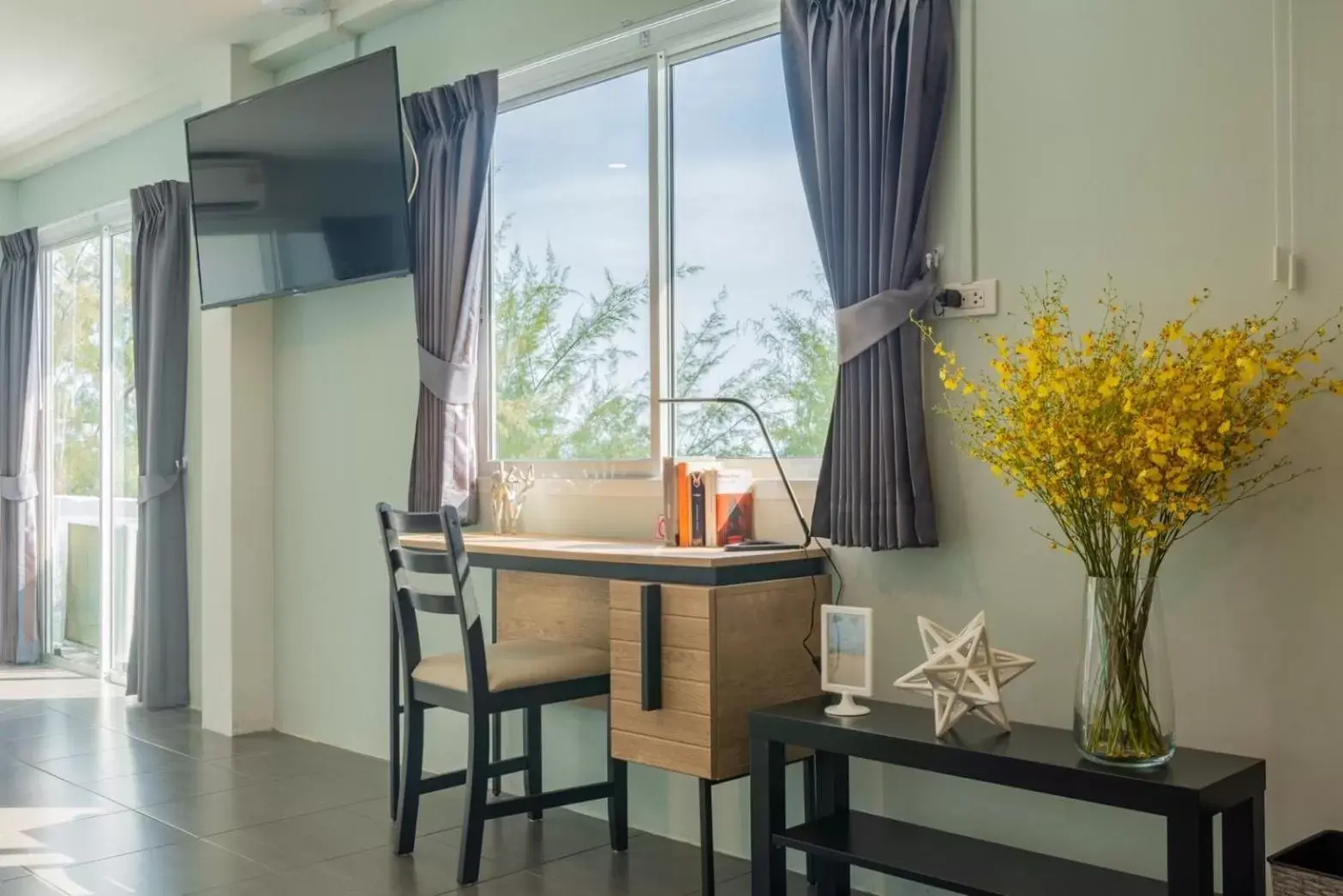 Seating area, Dining Area in THE BEACH CHA AM Suites