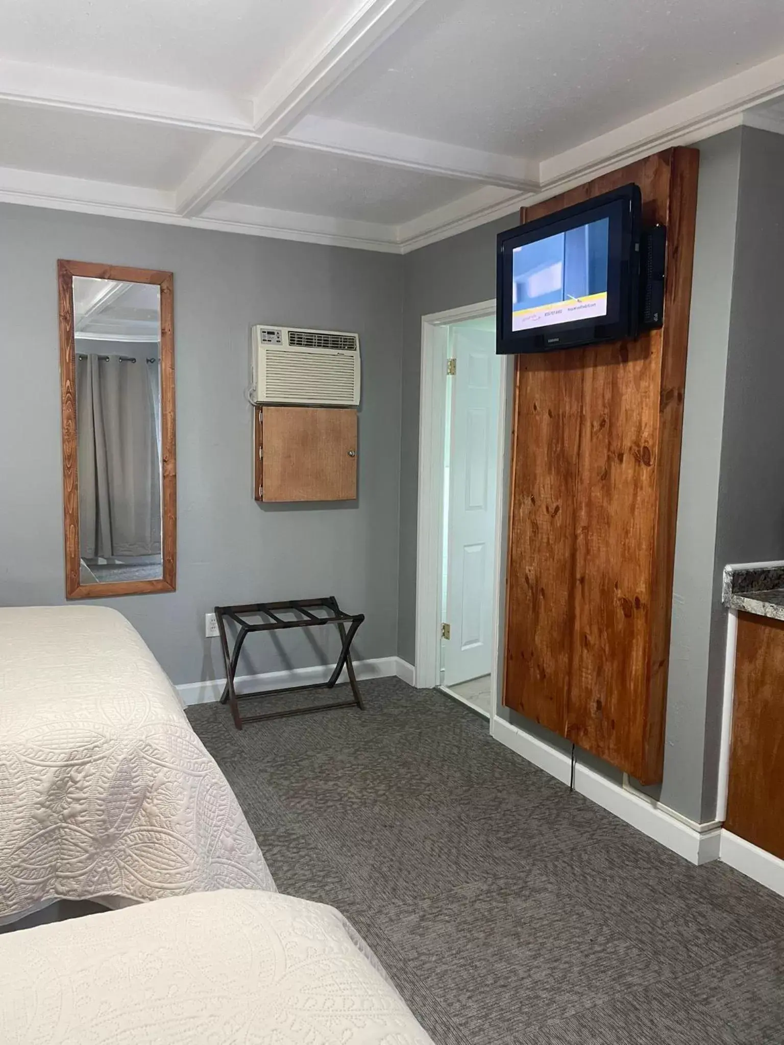 TV and multimedia, TV/Entertainment Center in BlueGem Motel