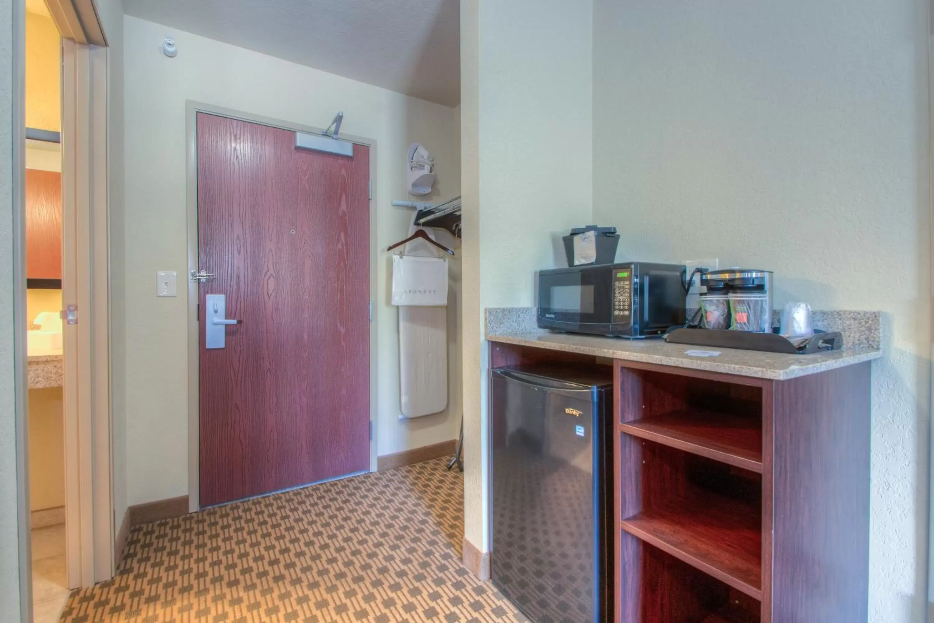 Coffee/tea facilities, Kitchen/Kitchenette in Cobblestone Inn & Suites - Wray