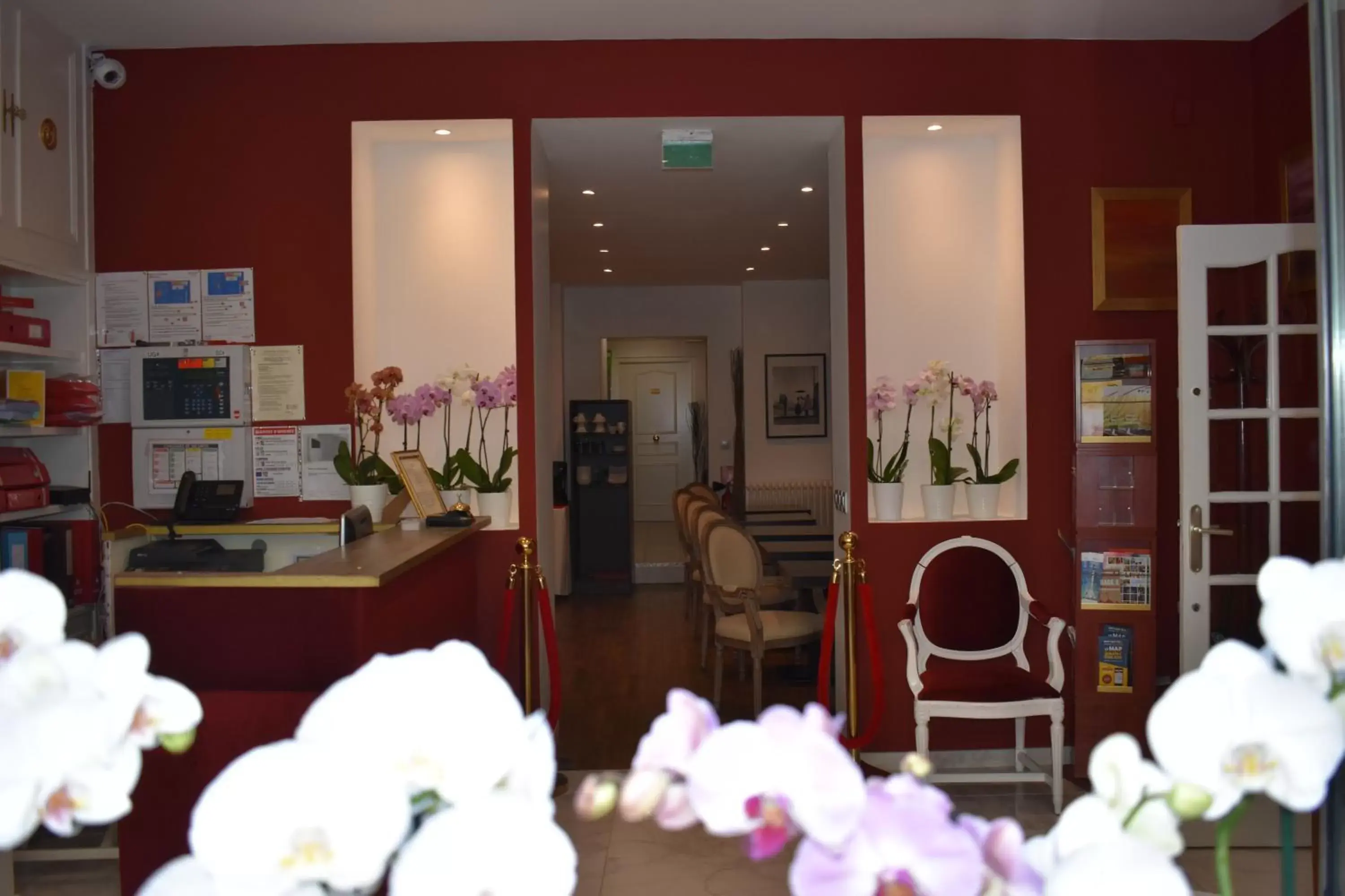 Lobby or reception in Hôtel Churchill Bordeaux Centre