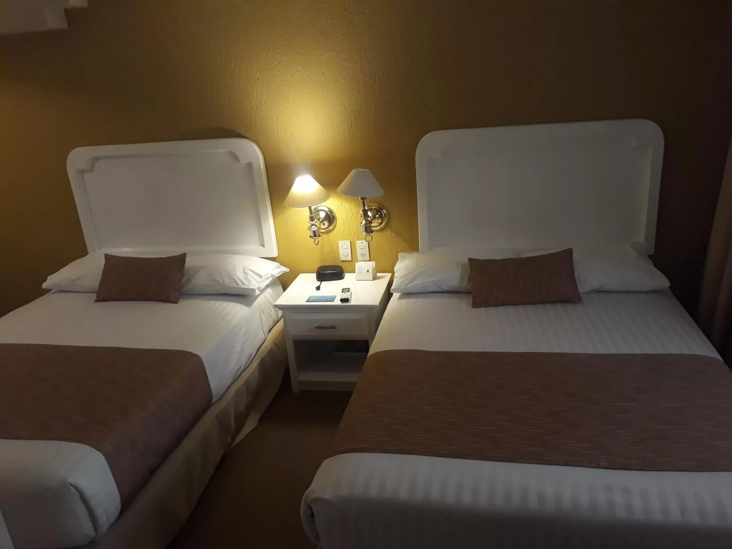 Bedroom, Bed in Country Plaza