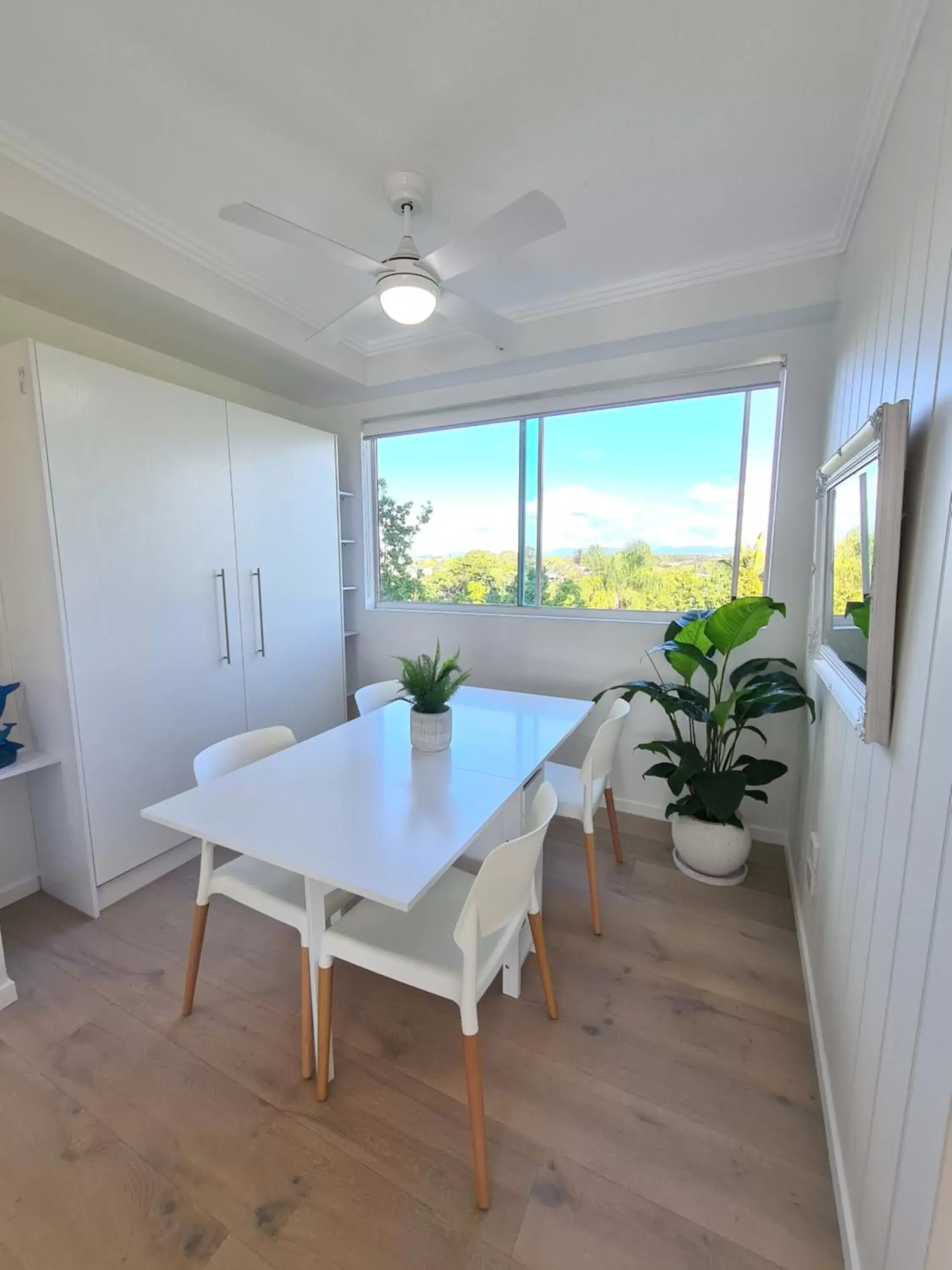 Dining Area in Crystal Bay On The Broadwater