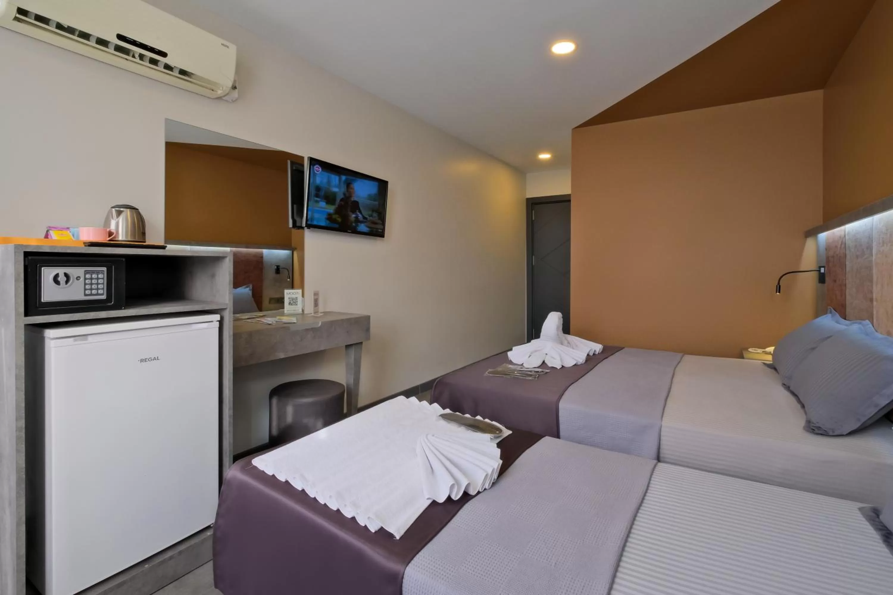 Bed in The Queen Hotel