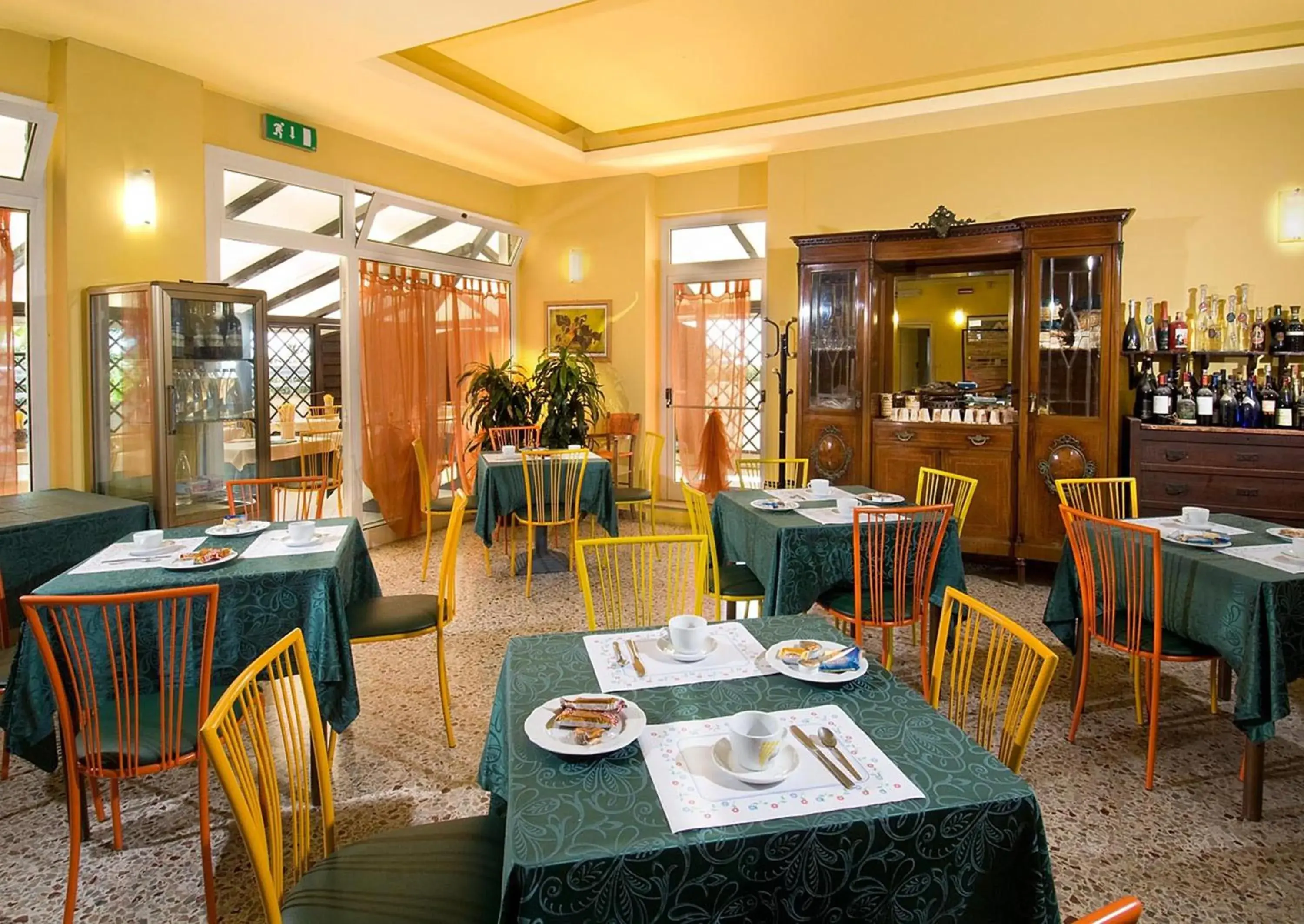 Restaurant/Places to Eat in Hotel Ristorante Miramare