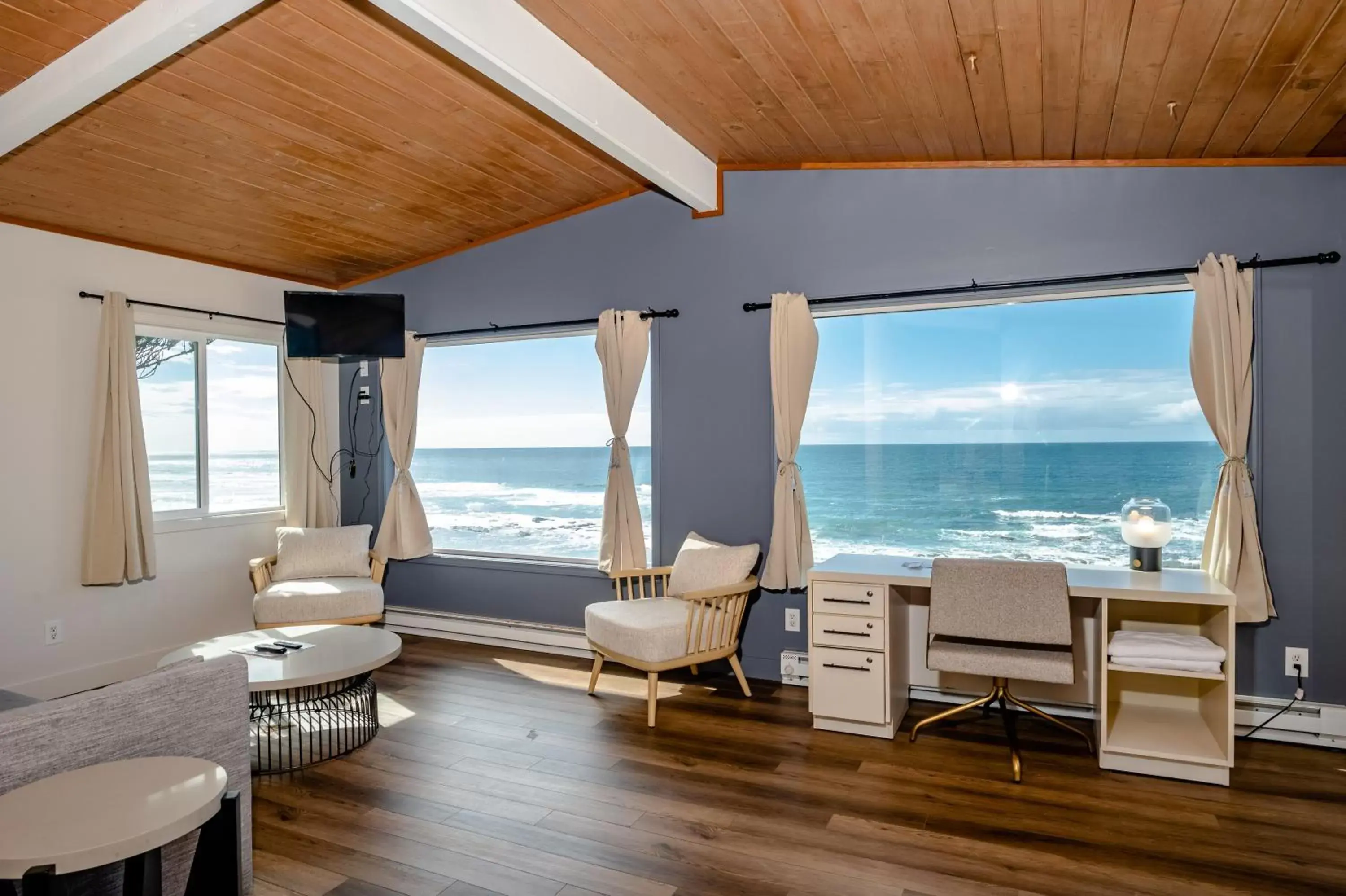 Living room in Seagull Beachfront Inn