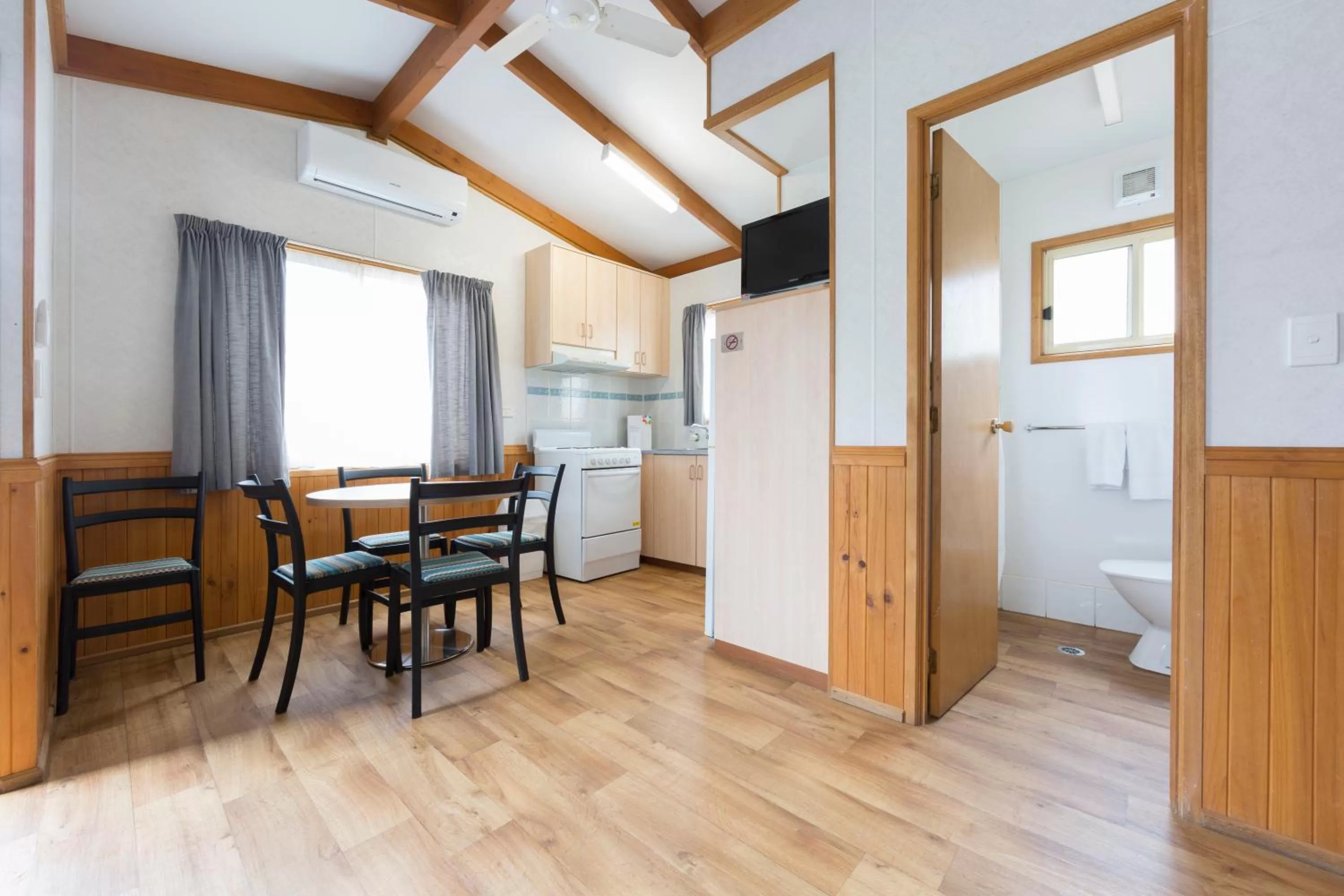 Living room in Alivio Tourist Park Canberra