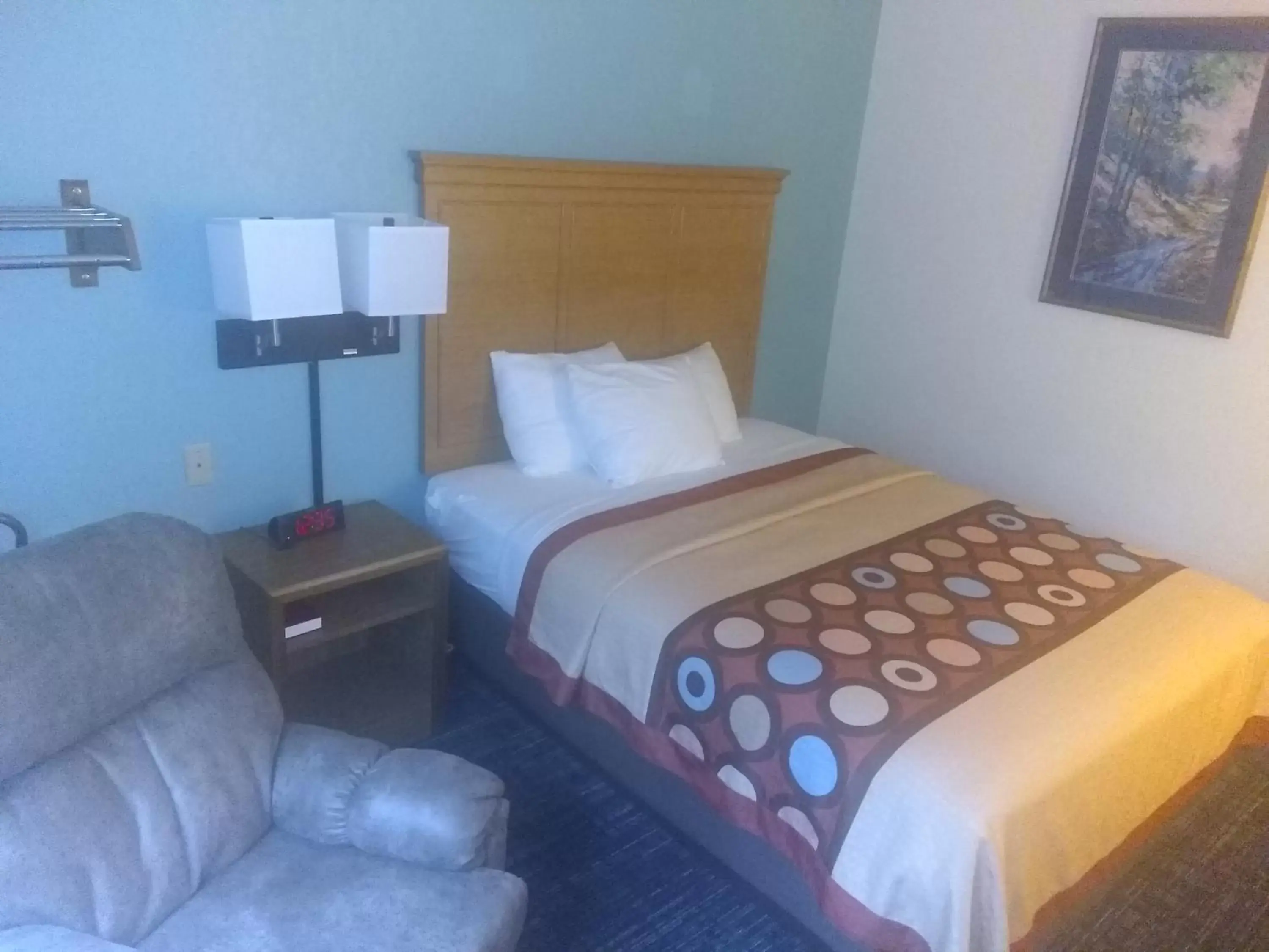 Photo of the whole room, Bed in Super 8 by Wyndham Baxter/Brainerd Area