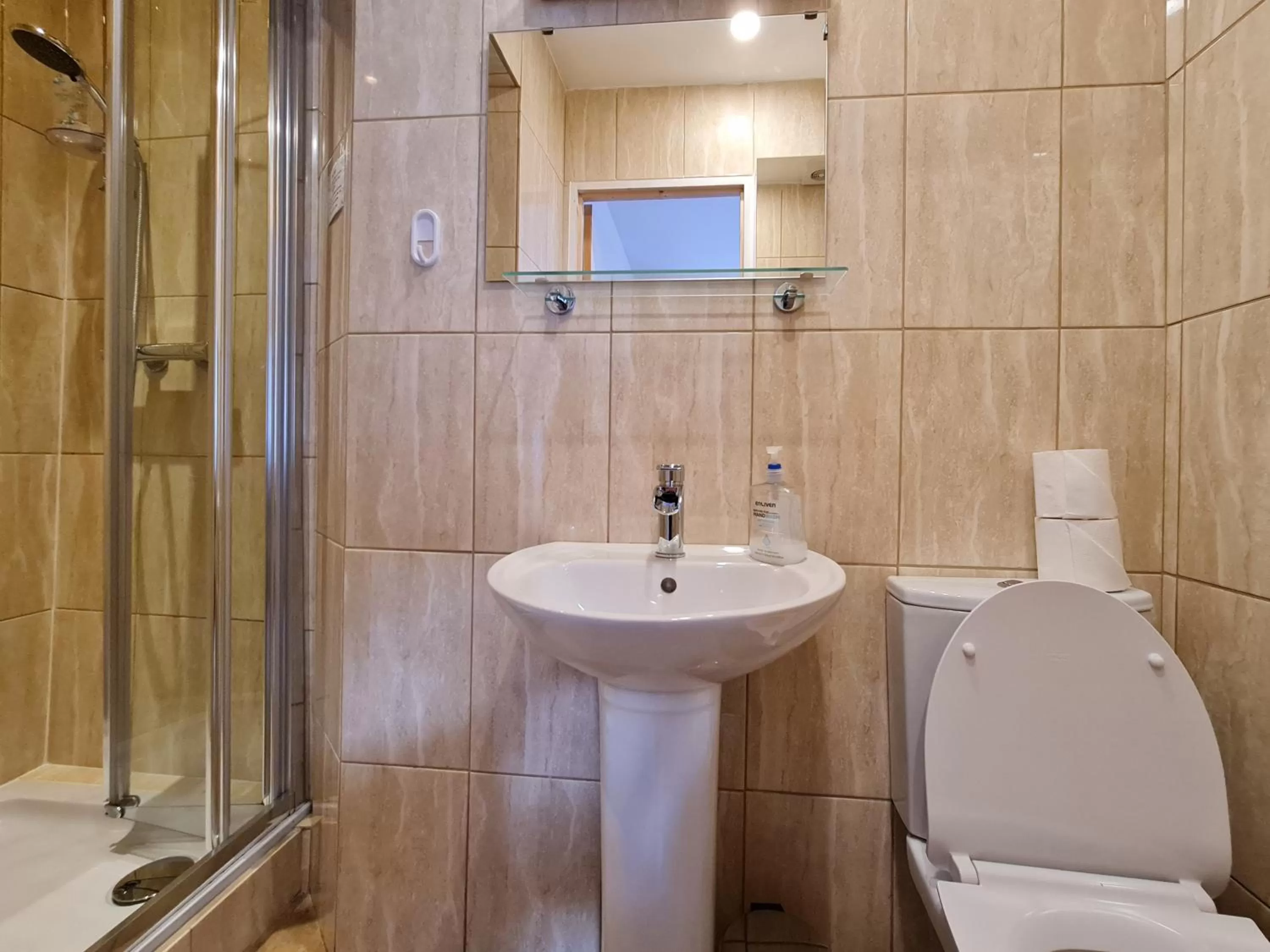 Bathroom in Pymgate Lodge Hotel Manchester Airport