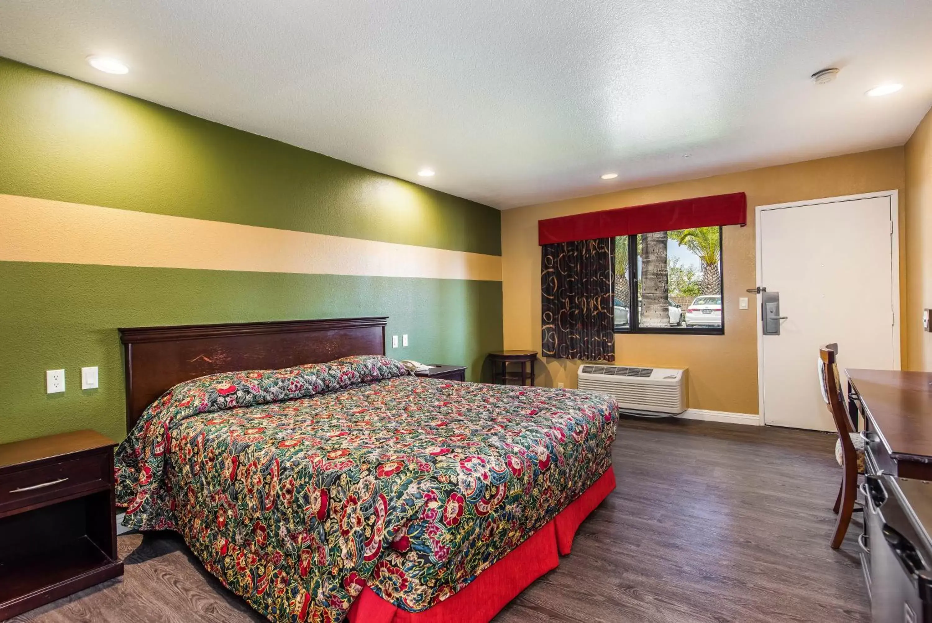 Bed in Budget Inn Anaheim / Santa Fe Springs