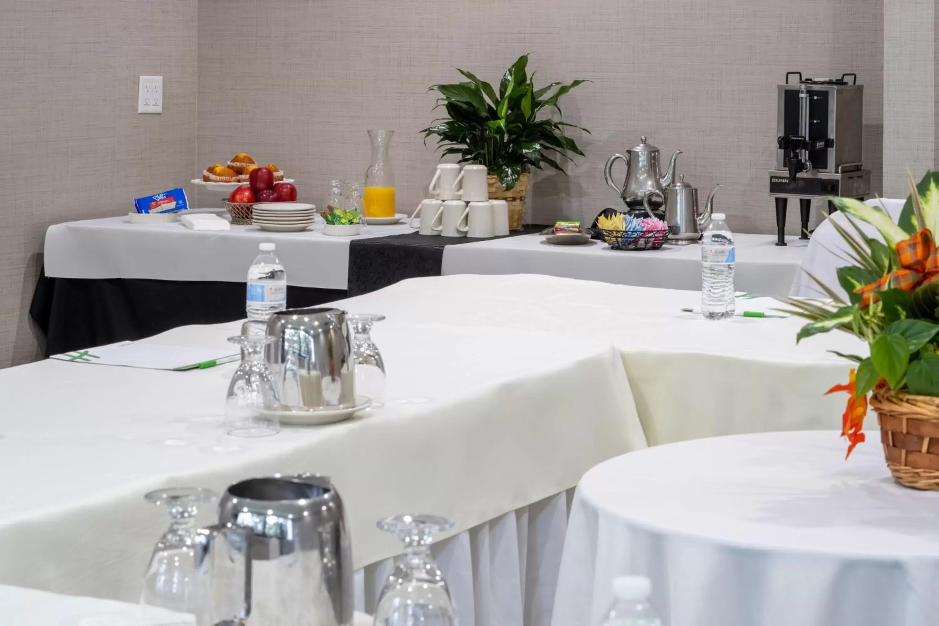 Meeting/conference room, Restaurant/Places to Eat in Holiday Inn - Long Island - ISLIP Arpt East, an IHG Hotel