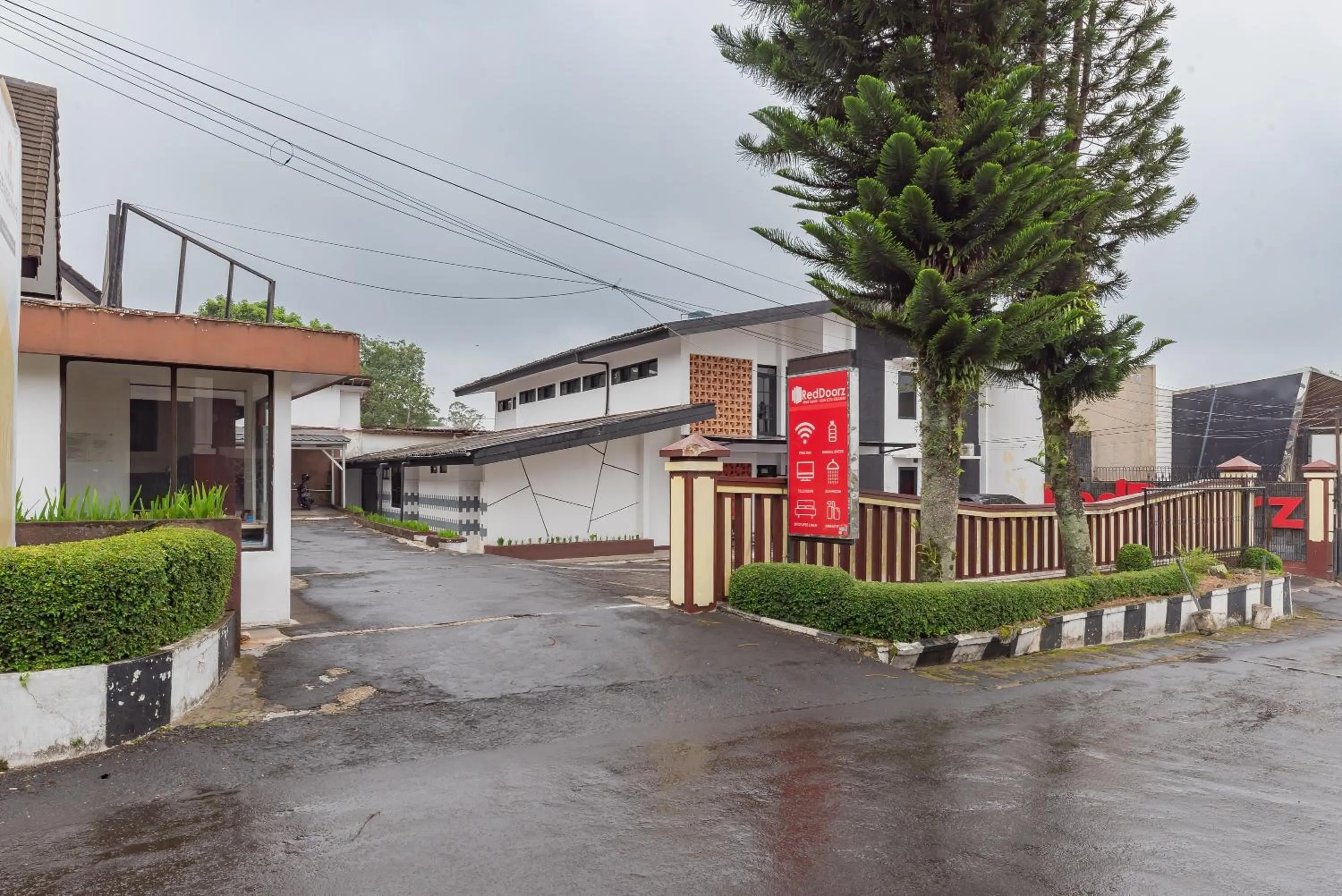 Property building in RedDoorz near Taman Kota Lapang Merdeka Sukabumi