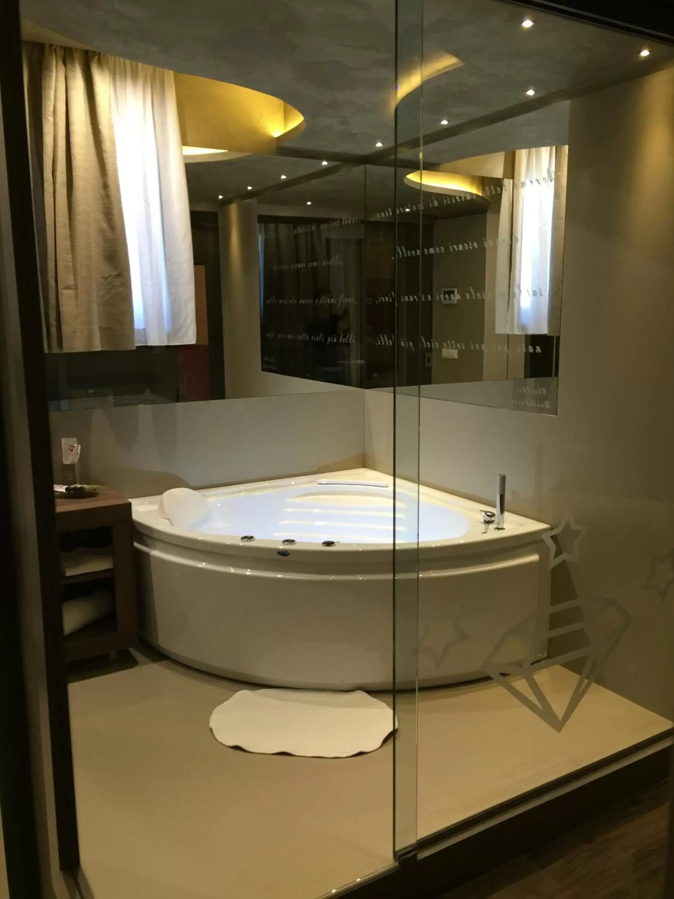 Hot Tub, Bathroom in Hotel Smeraldo