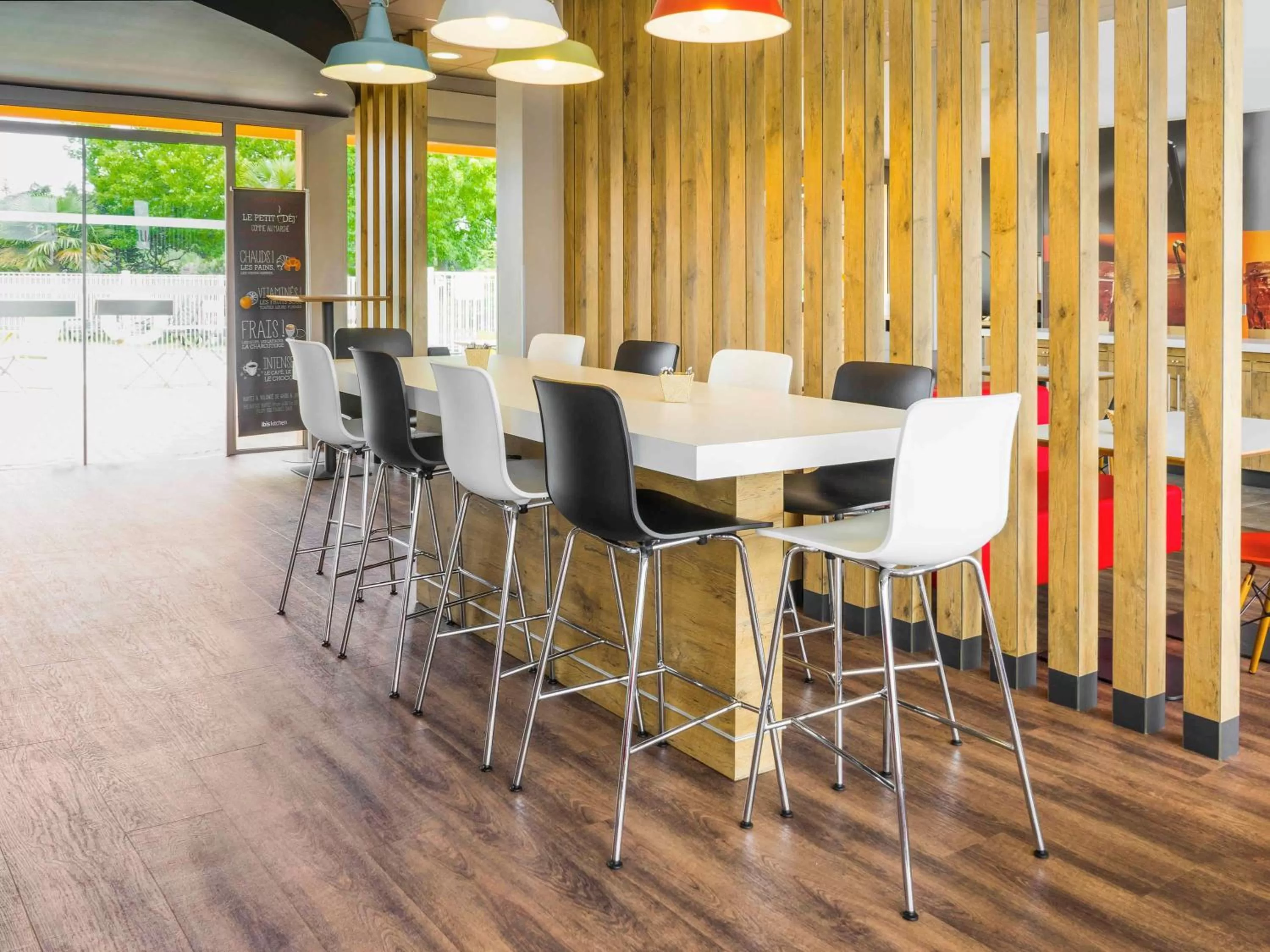 Lounge or bar in ibis Tarbes Odos