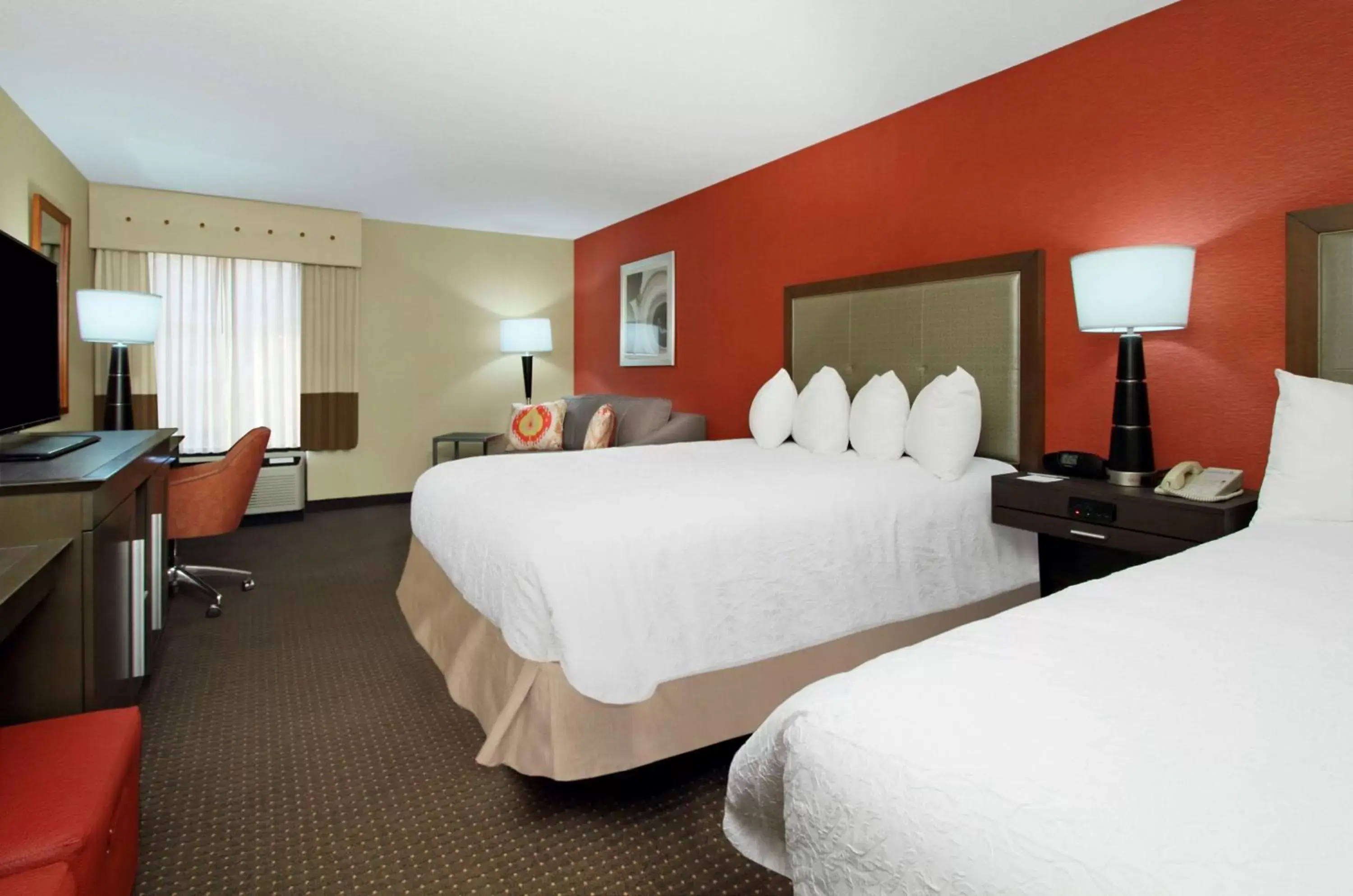 Bed in Hampton Inn Columbus-International Airport