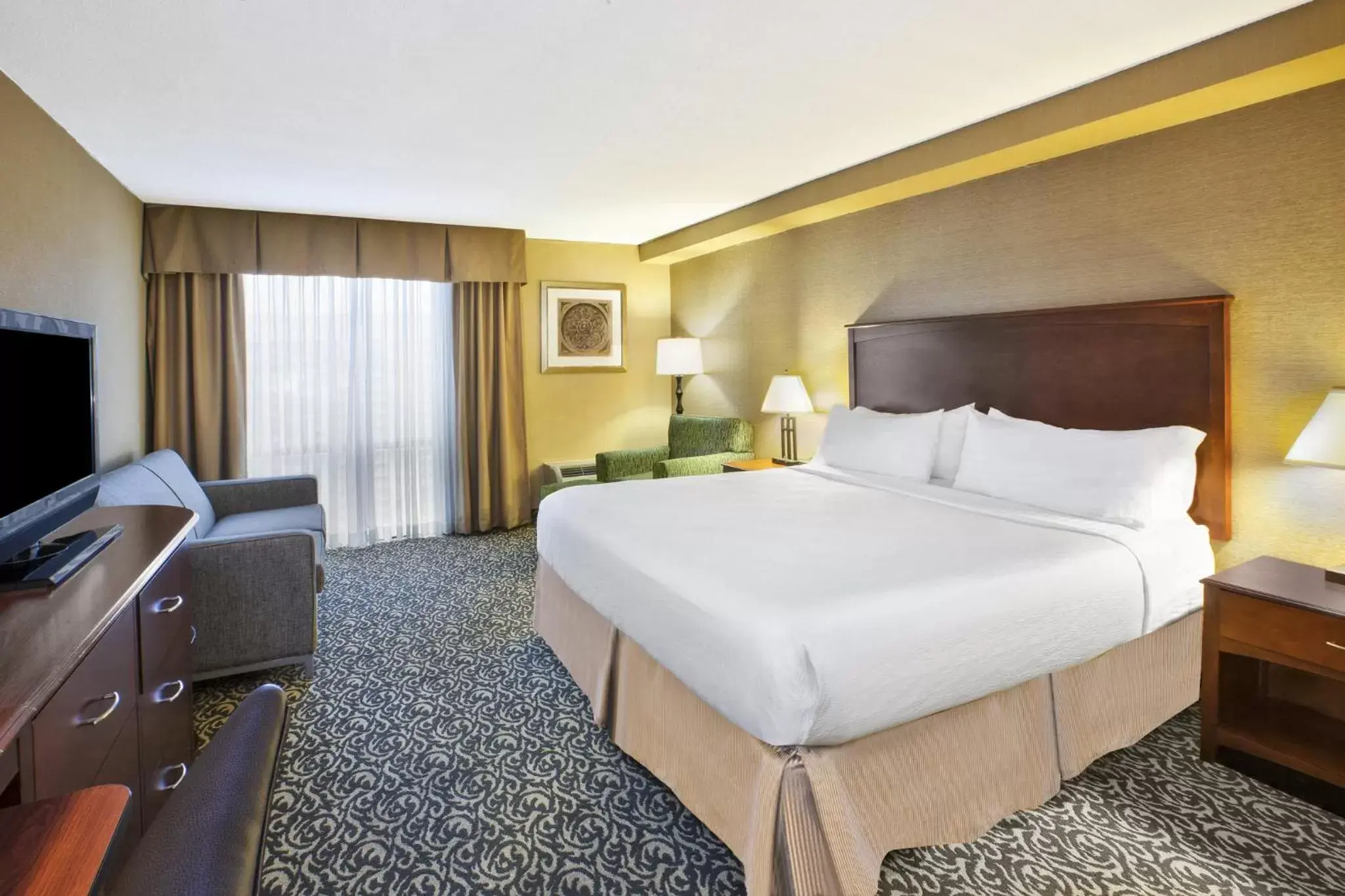 Photo of the whole room, Bed in Holiday Inn National Airport/Crystal City, an IHG Hotel