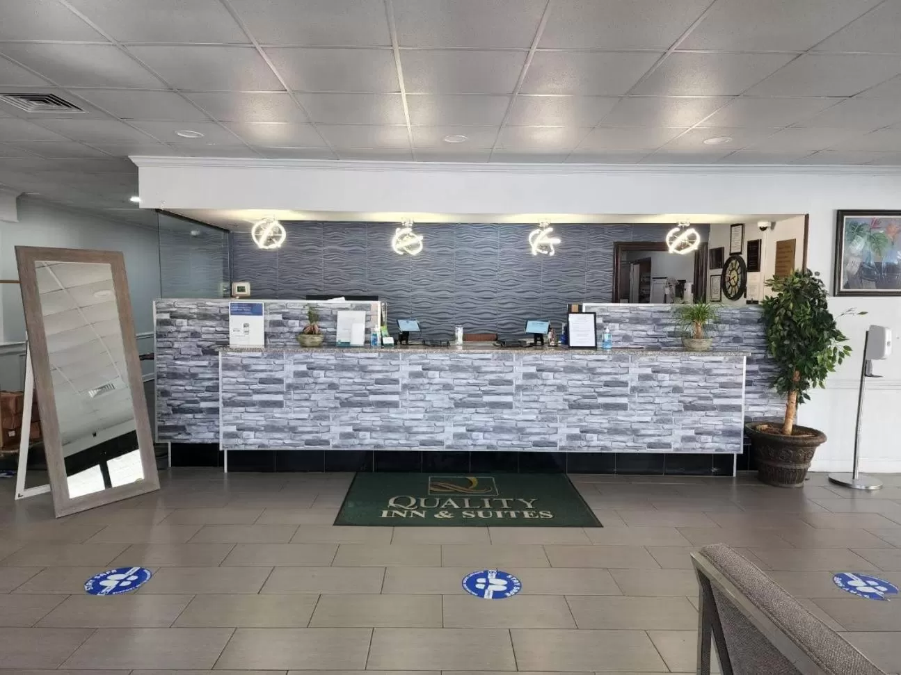 Lobby or reception in Suburban Studios Rock Hill Northeast I-77