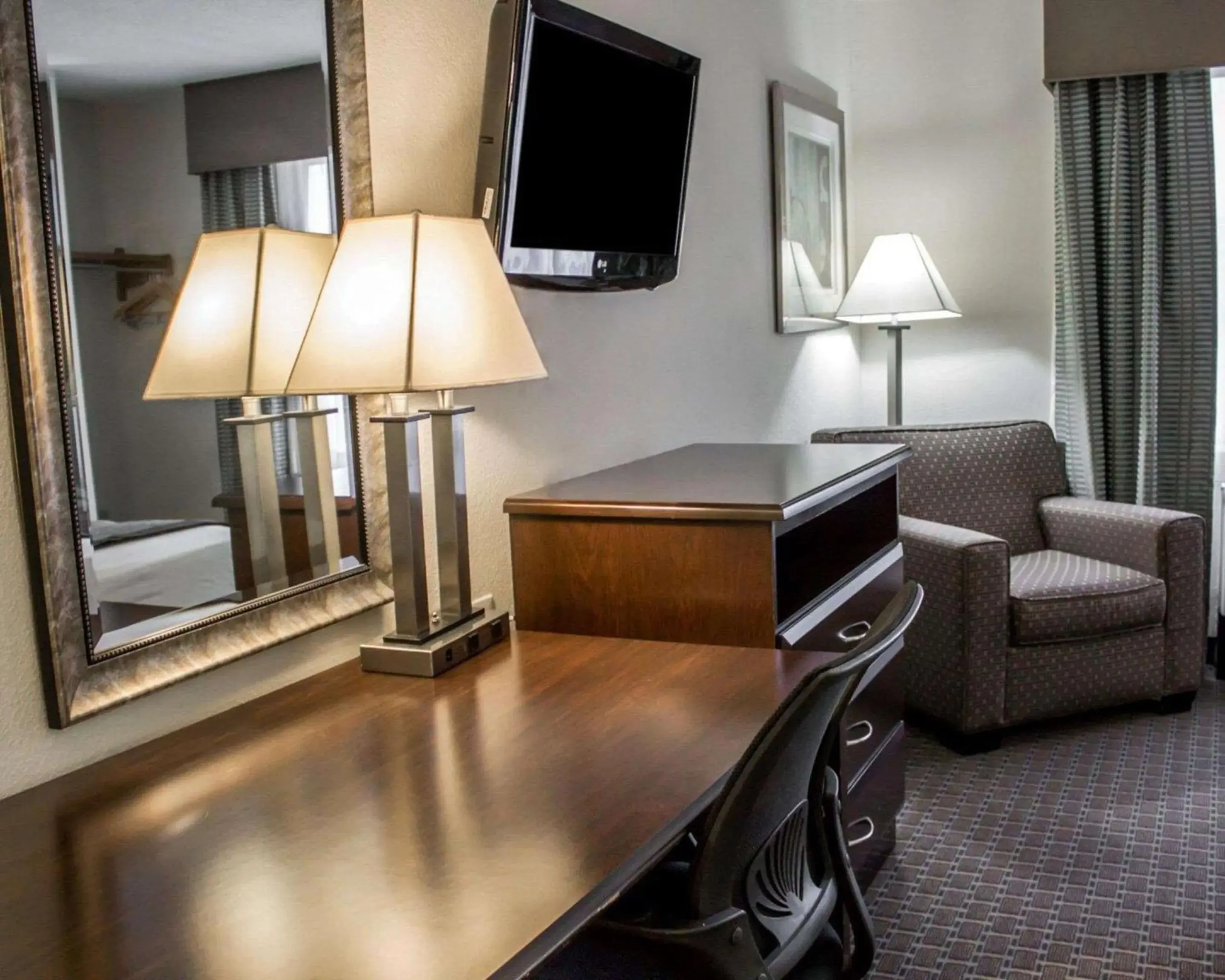 Photo of the whole room, TV/Entertainment Center in Copley Inn & Suites, Copley - Akron