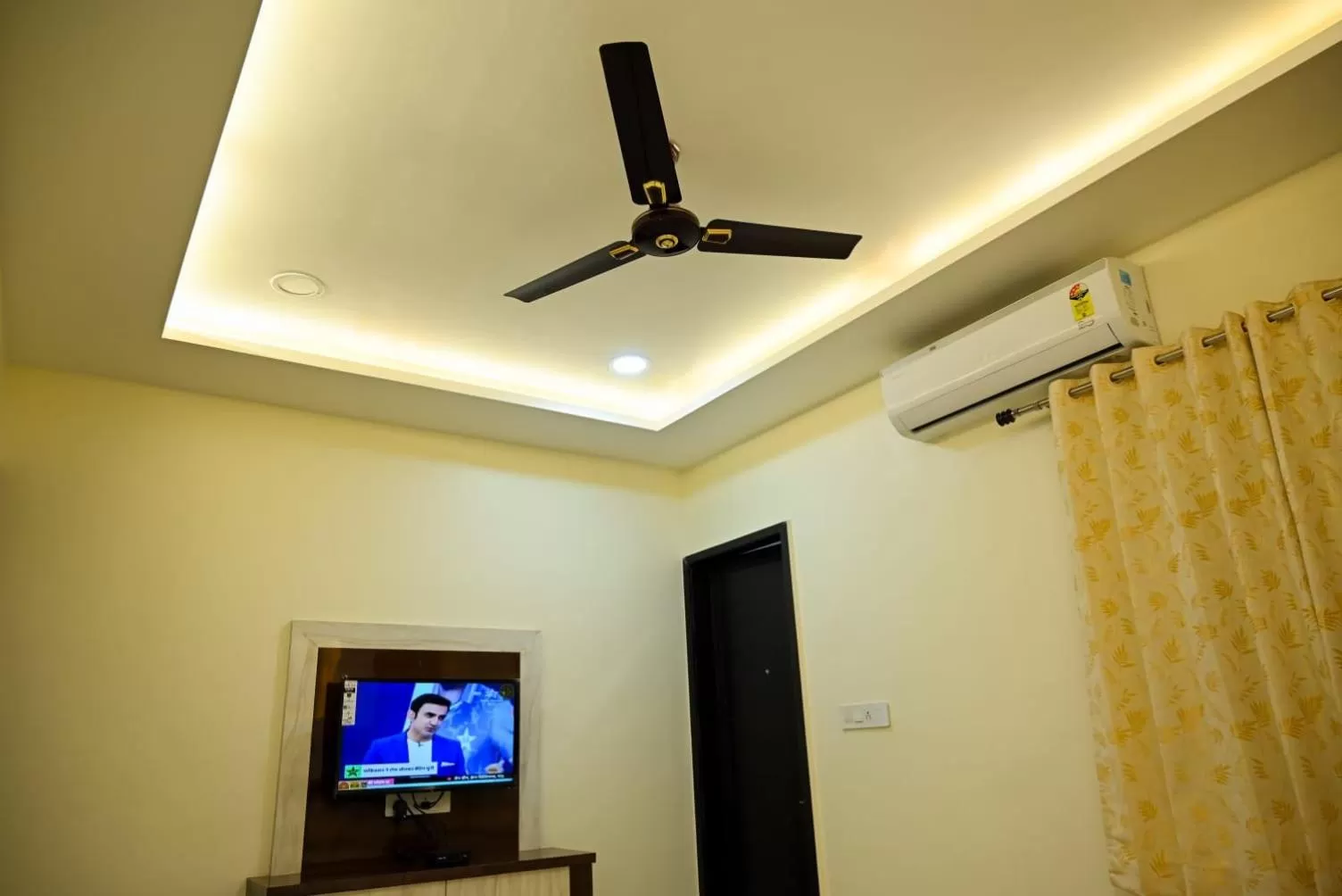 TV and multimedia in Hotel Golden Bliss