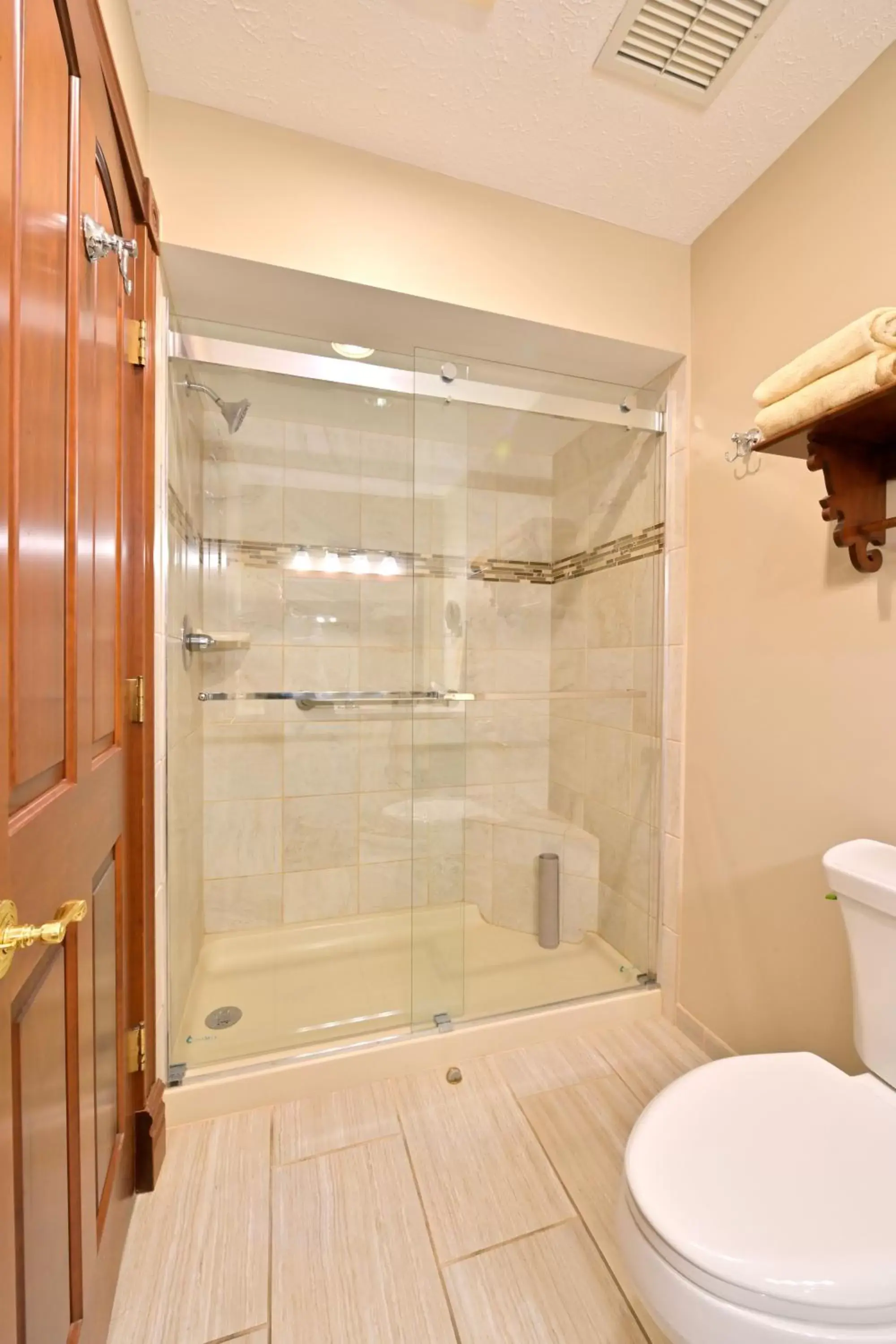Shower, Bathroom in Carlisle Inn Walnut Creek