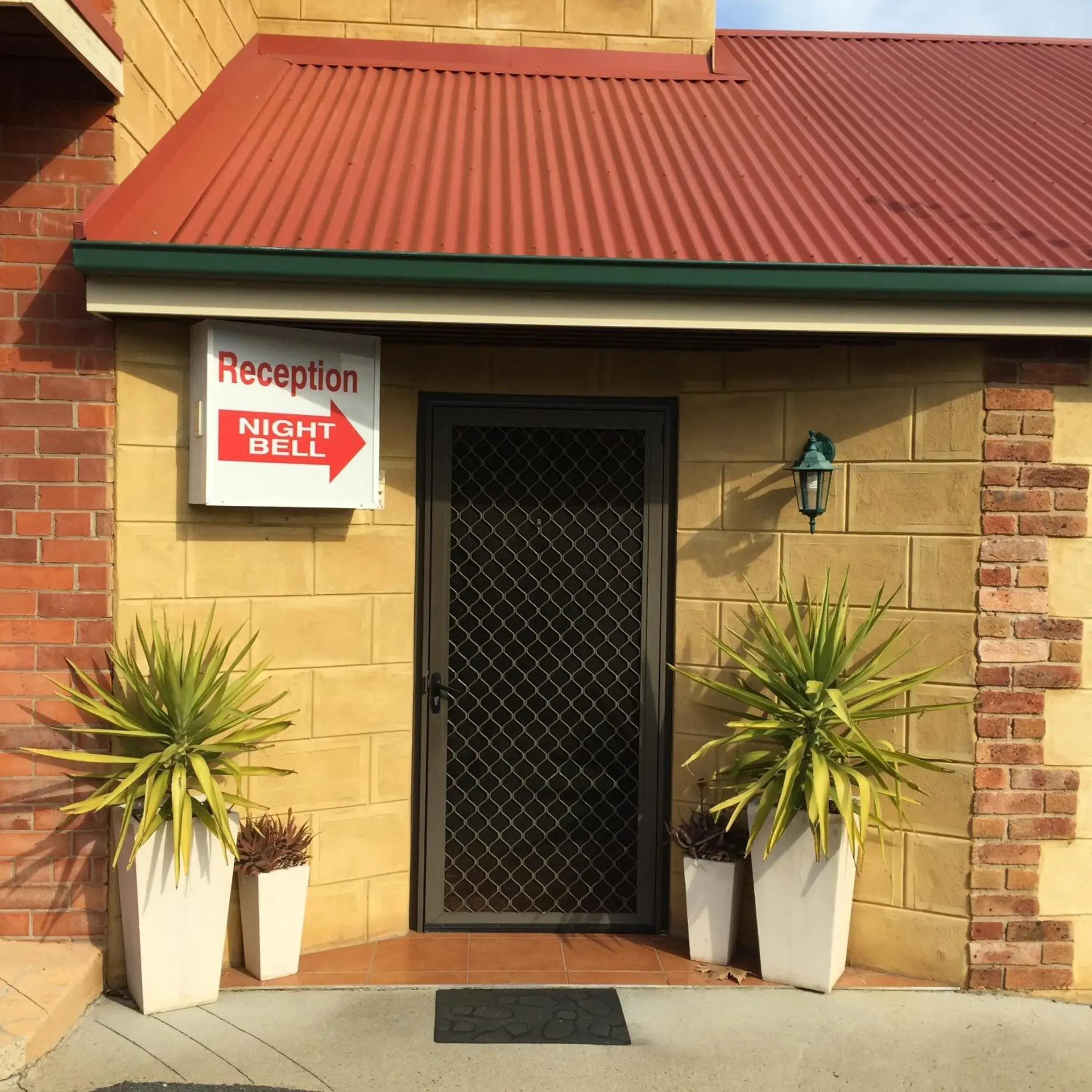 Facade/entrance in Poet's Recall Motel