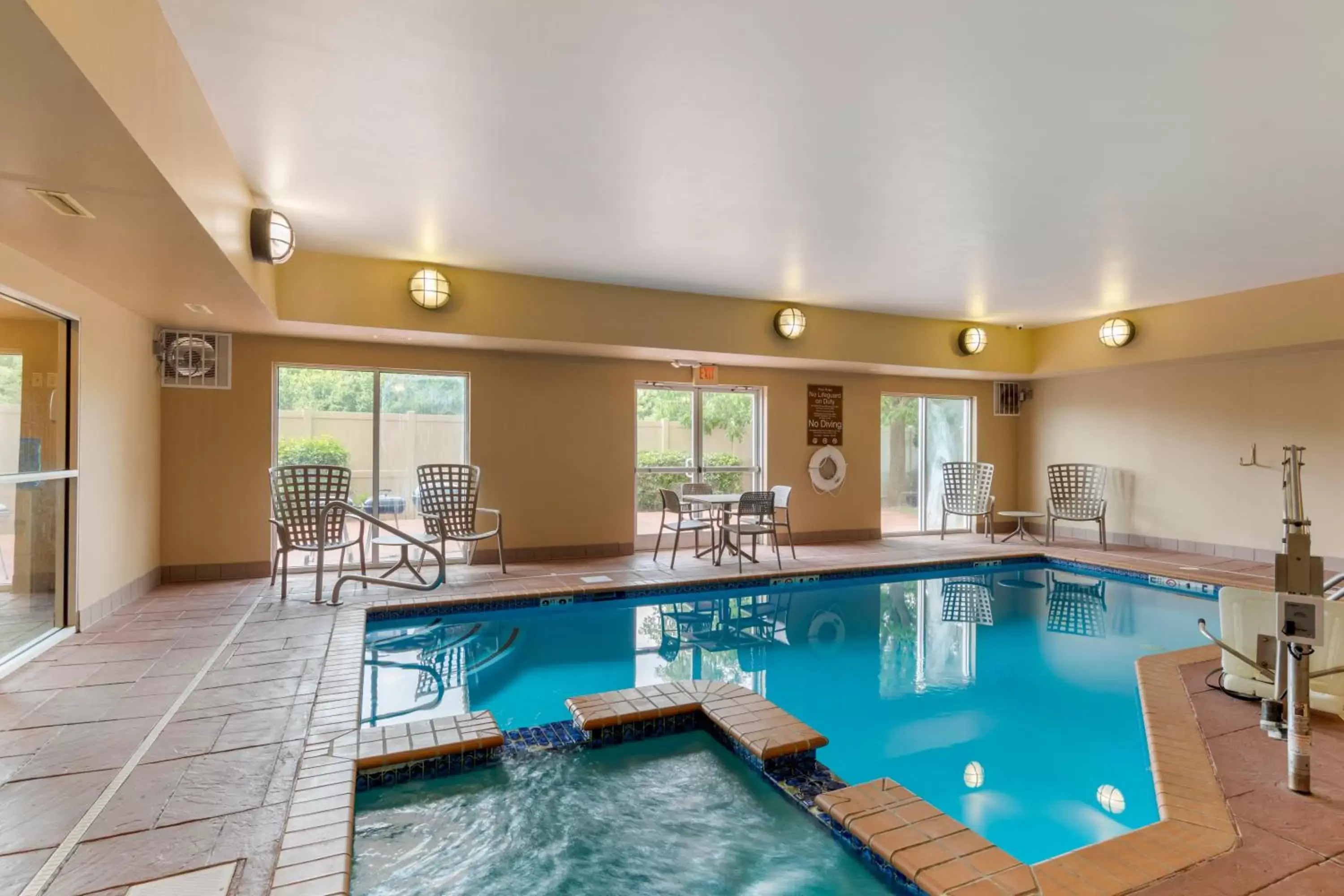 Swimming Pool in Comfort Inn Huntsville near University