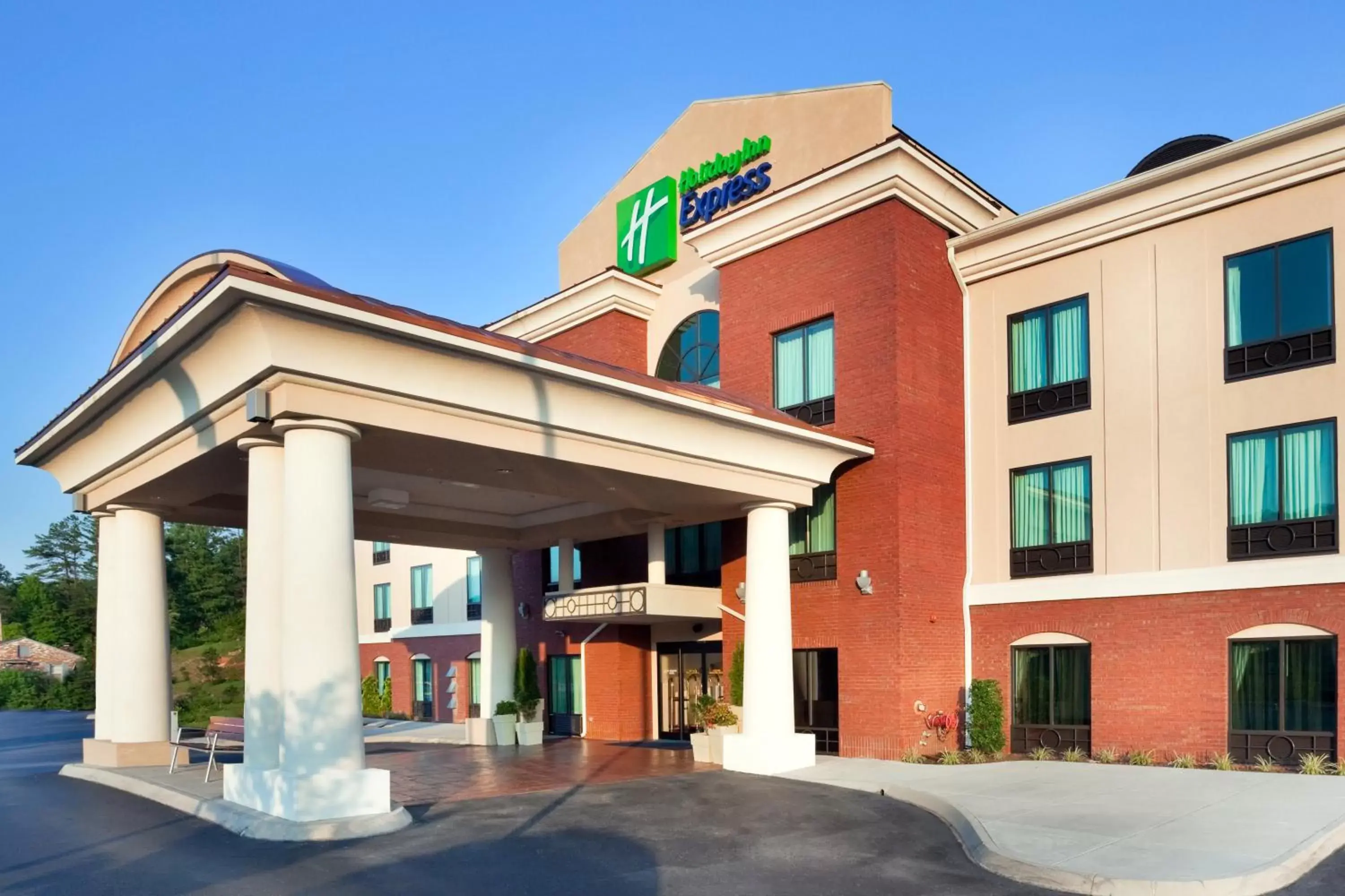 Property Building in Holiday Inn Express Hotel & Suites Harriman, an IHG Hotel