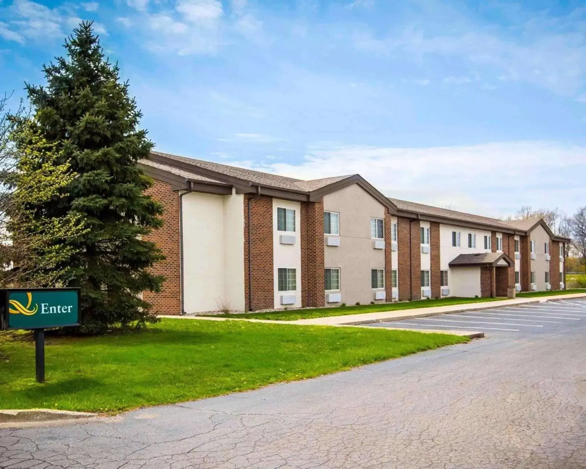 Property building in Quality Inn Chesterton near Indiana Dunes National Park I-94