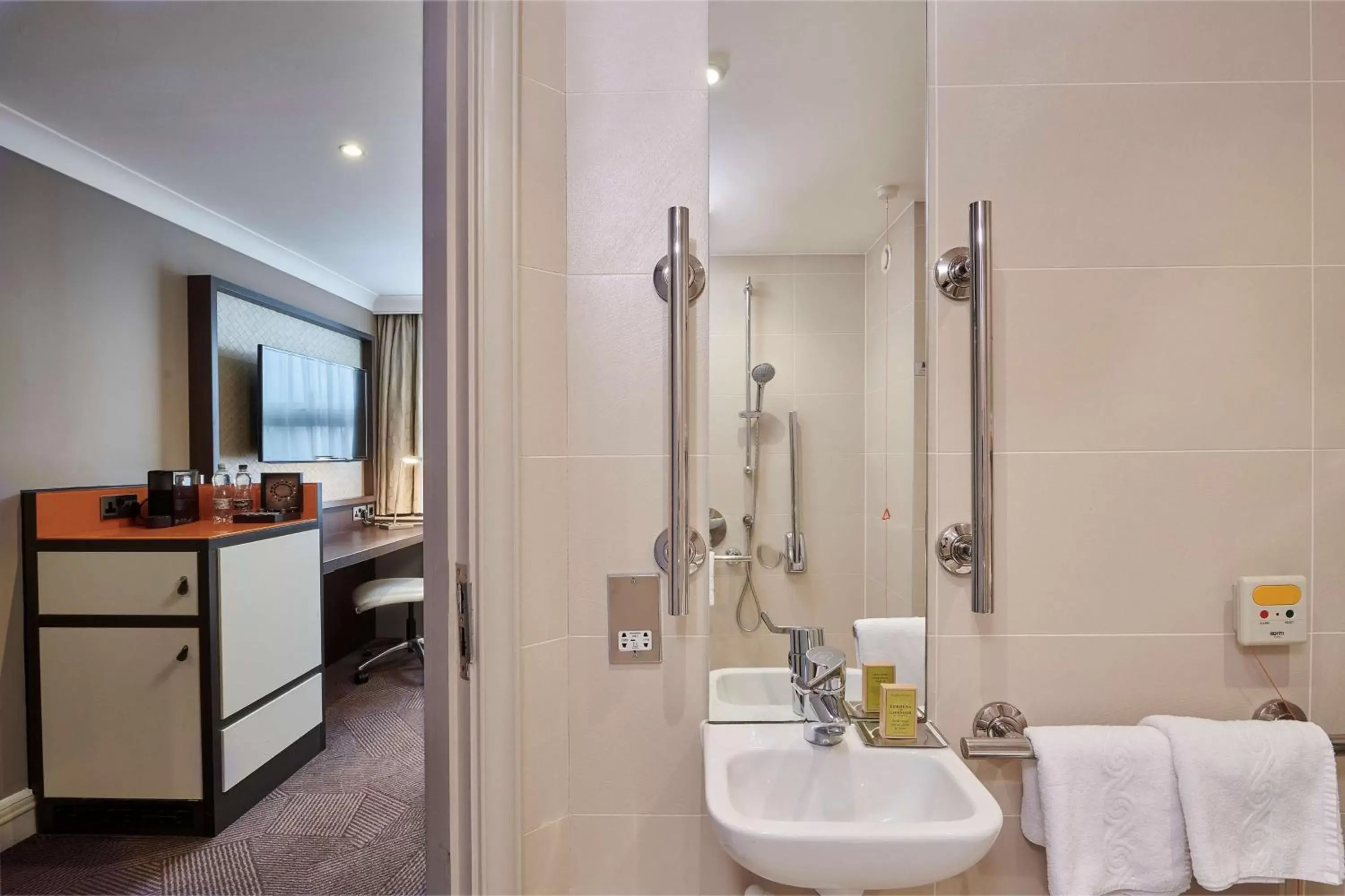 Bedroom, Bathroom in DoubleTree by Hilton London Ealing