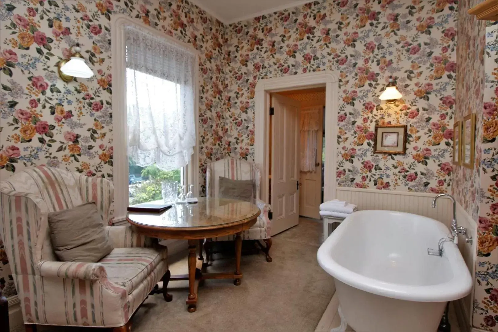 Seating area, Bathroom in Bradford Place Inn (California)