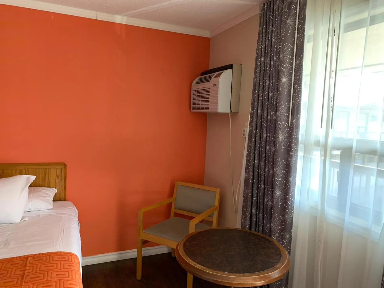 Bed in Howard Johnson by Wyndham Niagara Falls