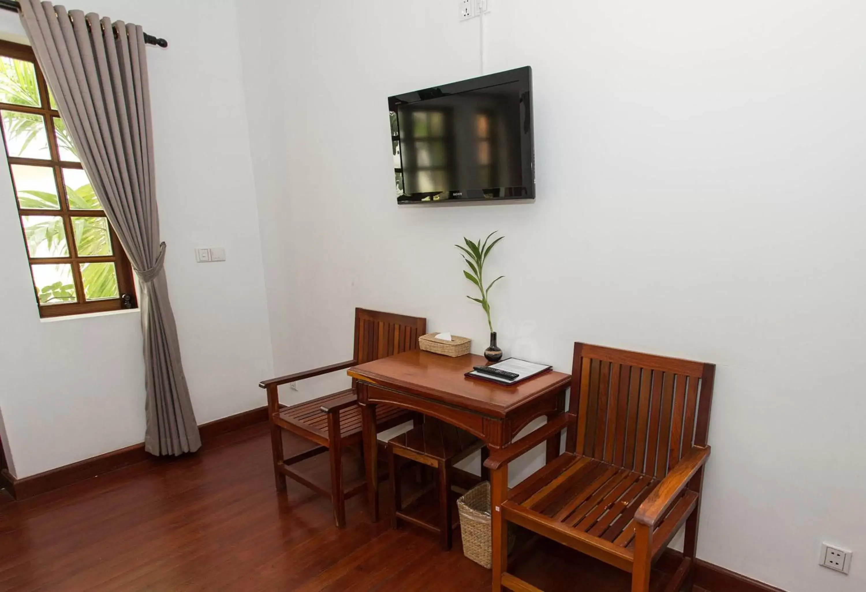 Bedroom, TV/Entertainment Center in Apsara Centrepole Hotel