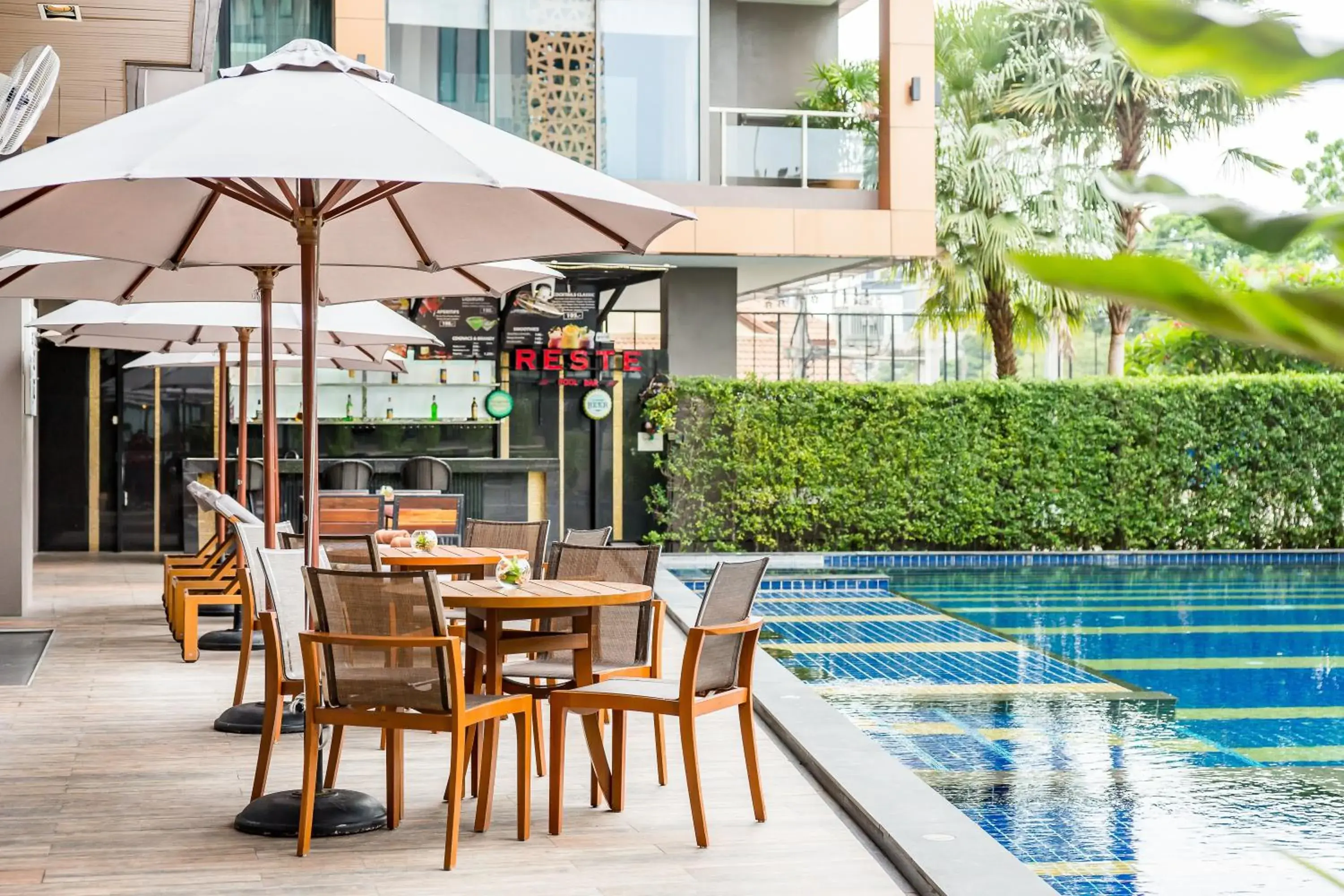 Lounge or bar, Swimming Pool in The Siamese Hotel