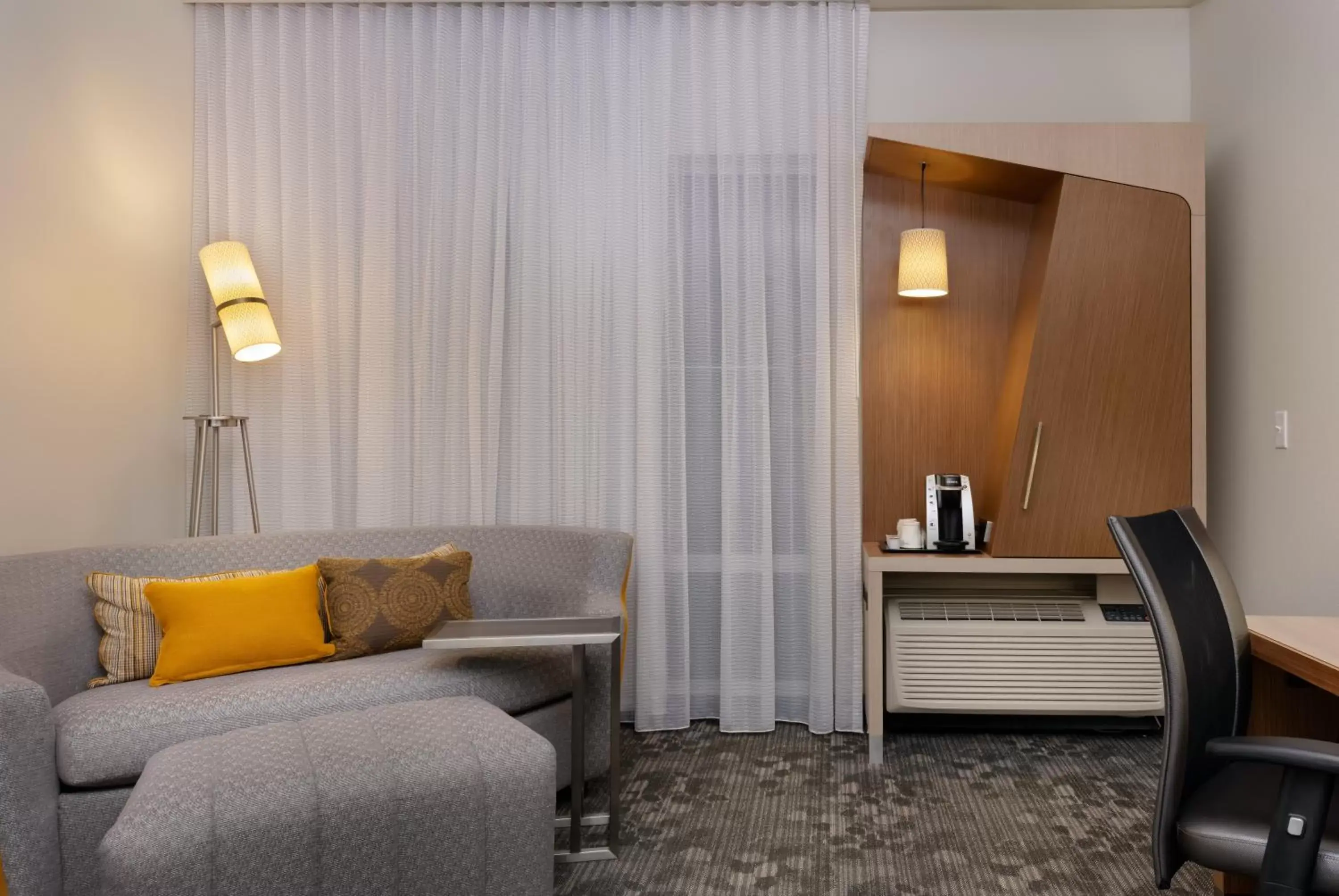 Bedroom, Seating Area in Courtyard by Marriott Savannah Airport