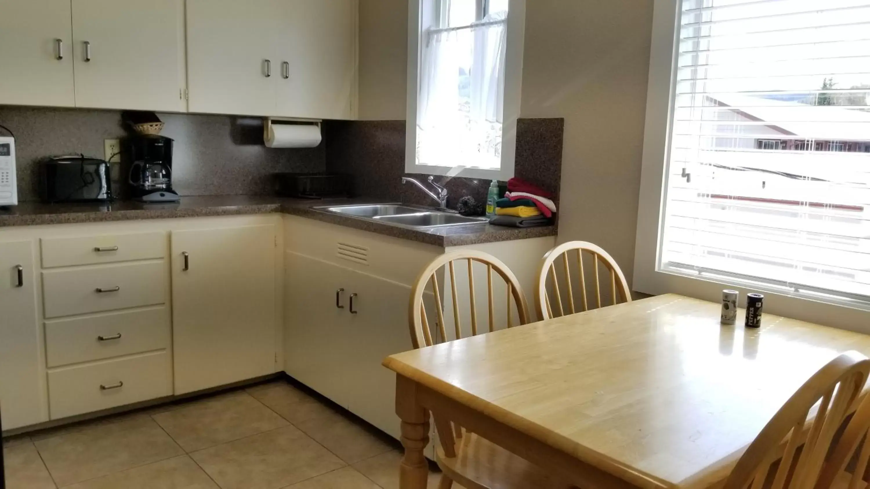 Kitchen/Kitchenette in Forks Motel