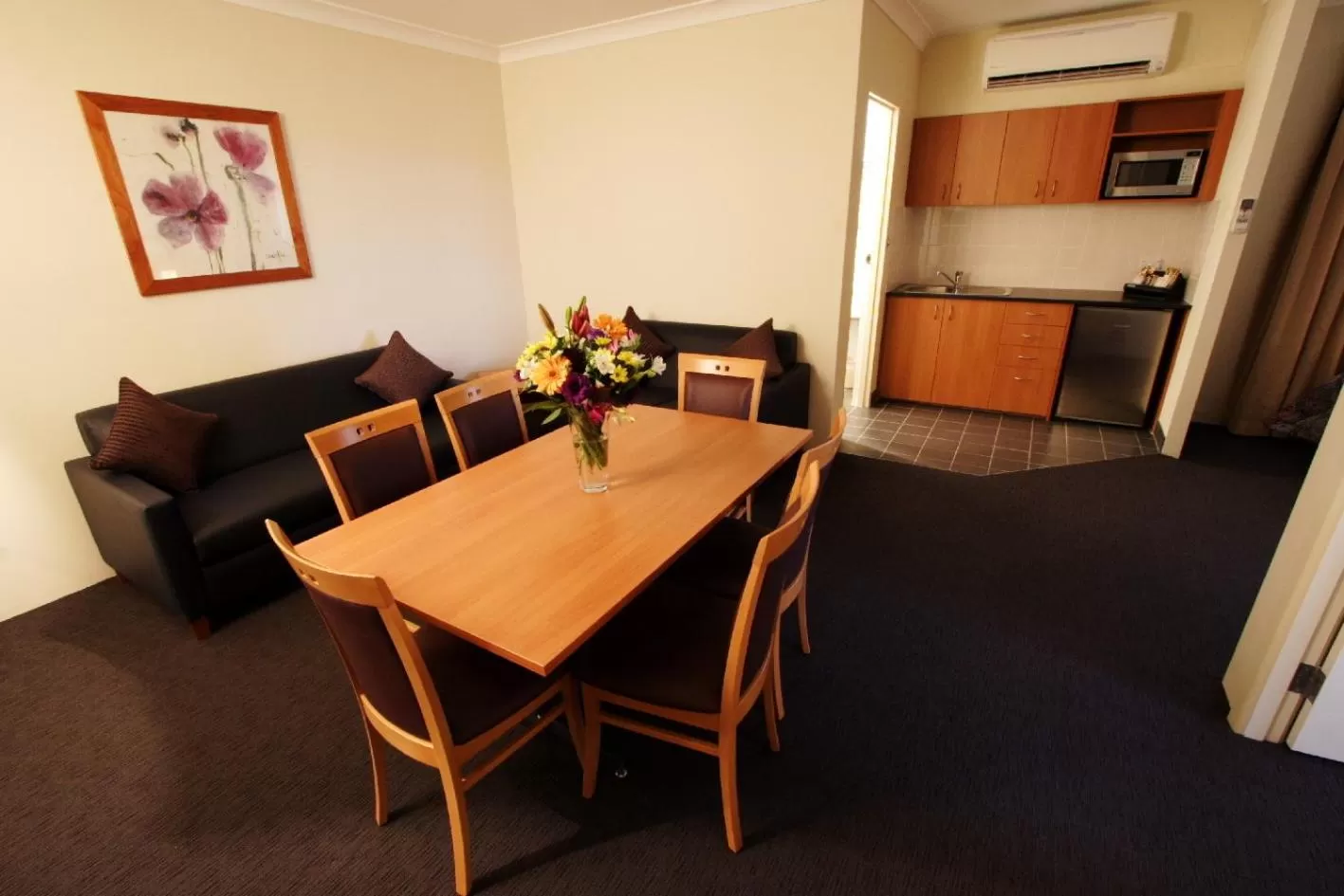 Kitchen or kitchenette in Narellan Motor Inn