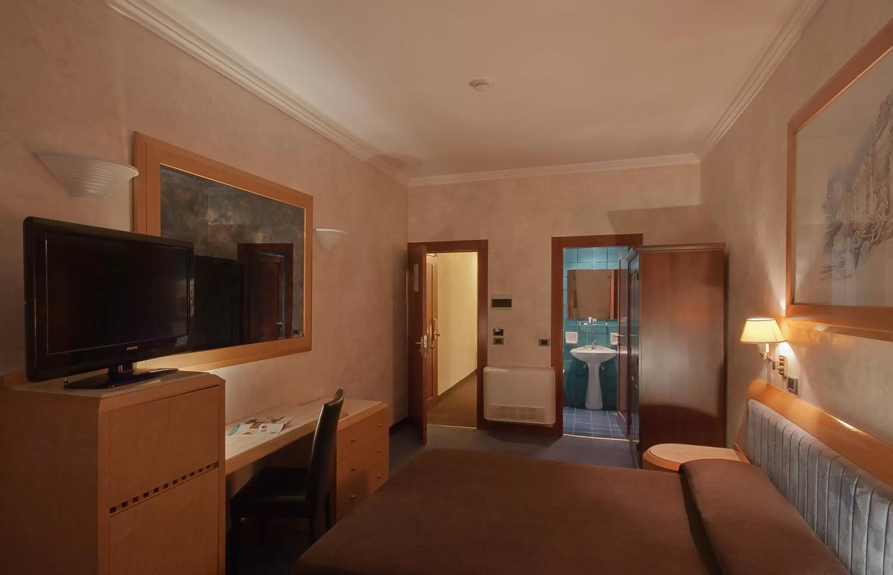 Bed, TV/Entertainment Center in Hotel Accademia