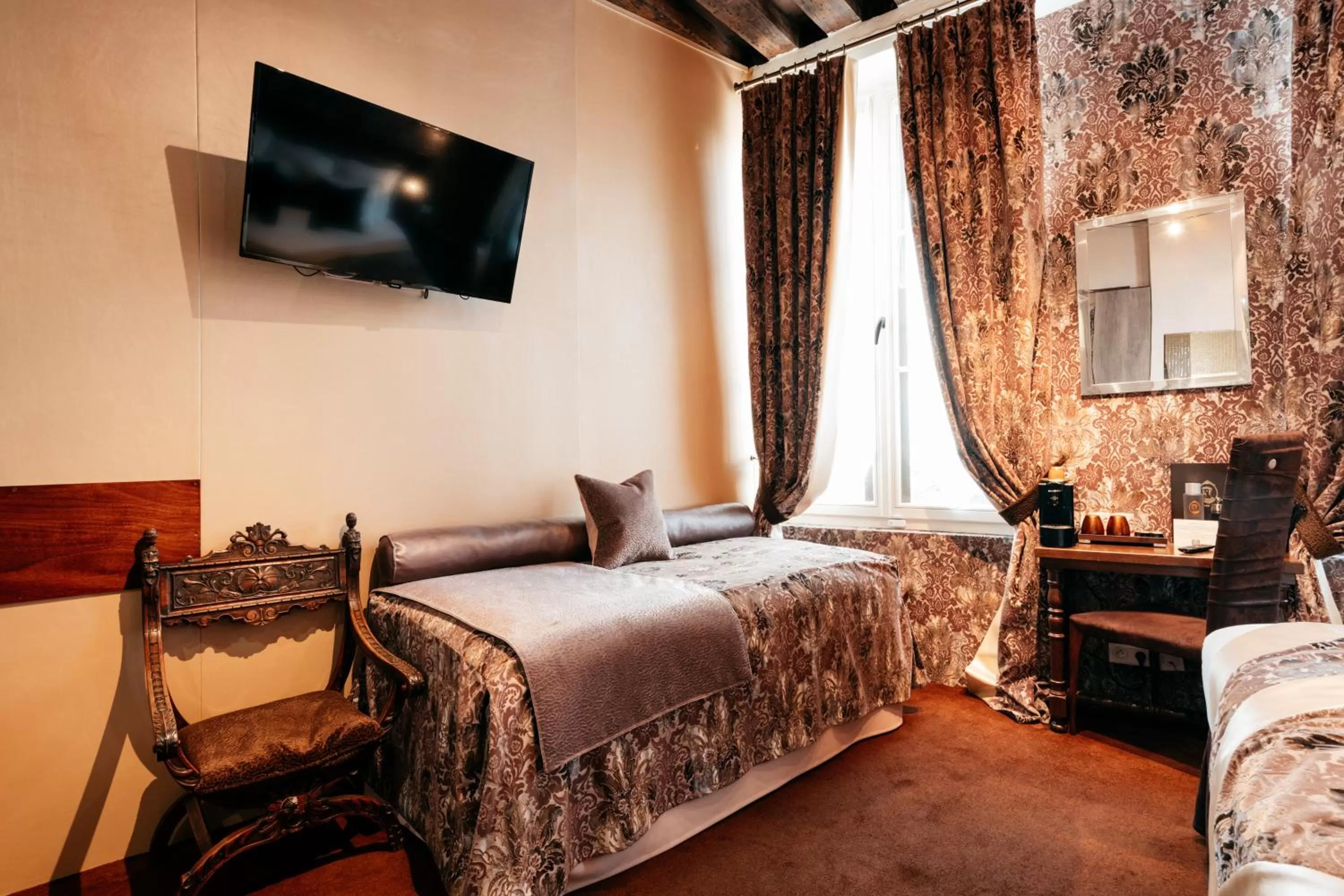 Bedroom, Bed in Le Temple De Jeanne