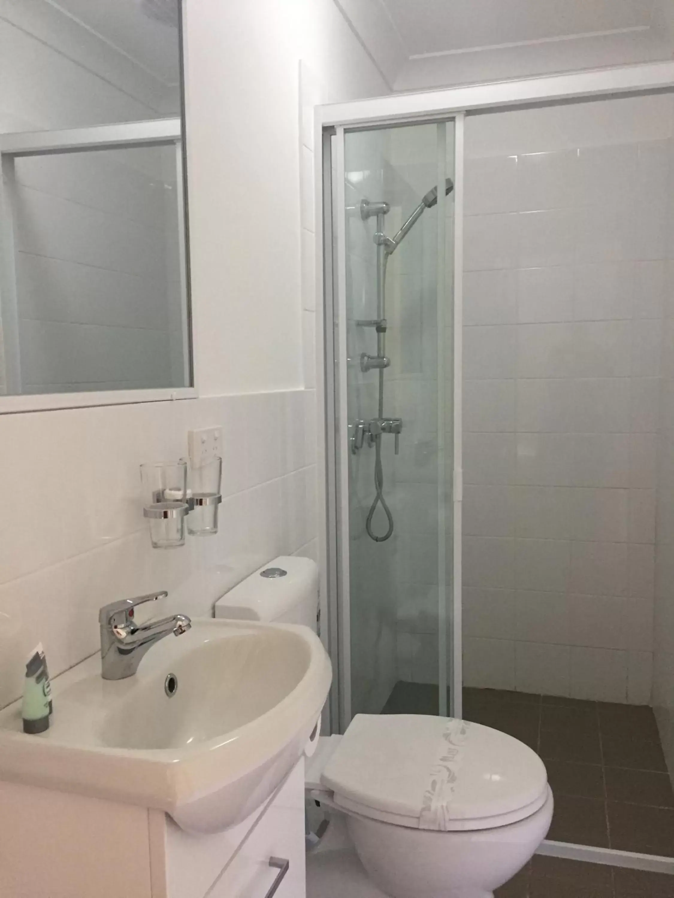 Shower, Bathroom in Narimba Motel
