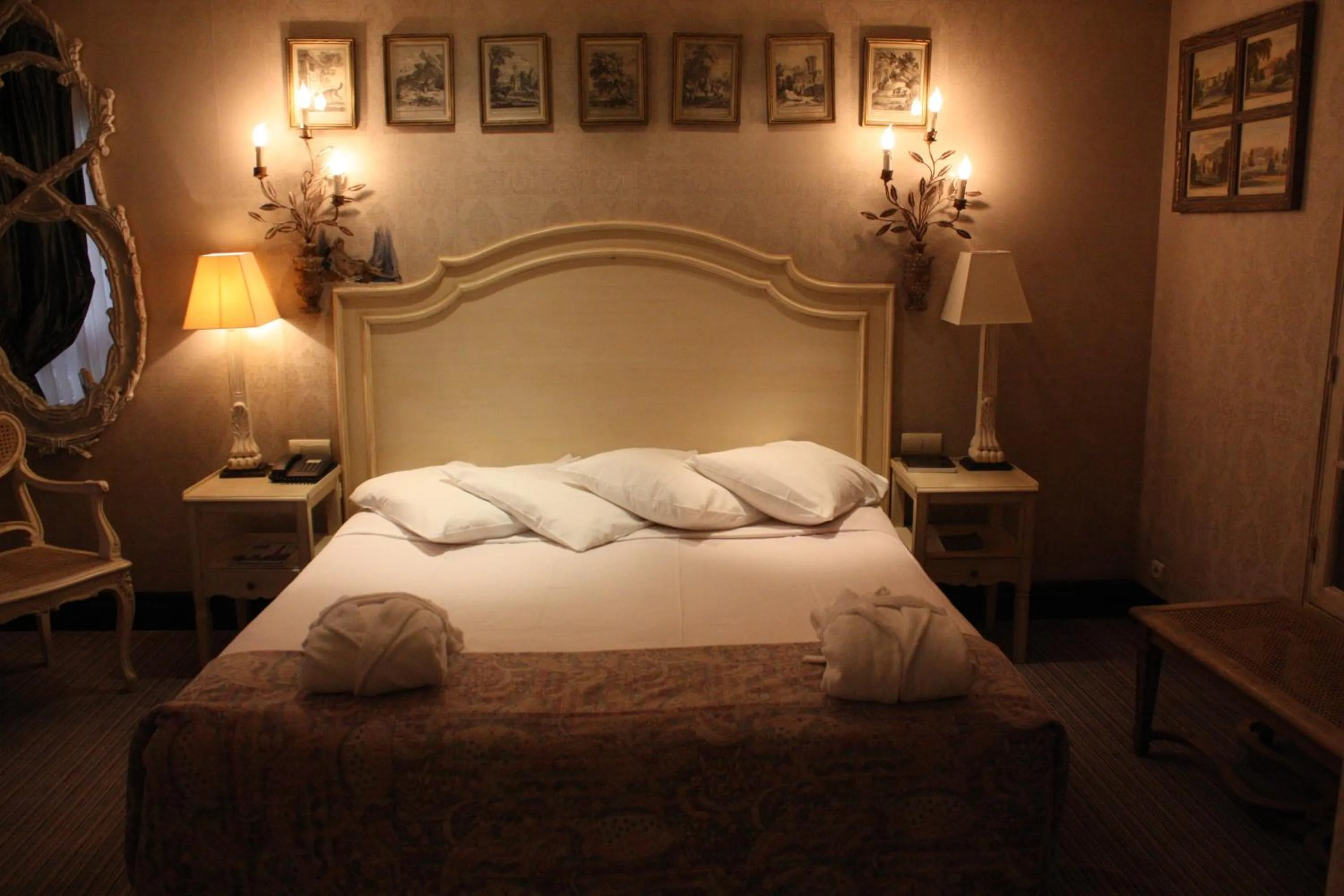 Bed in Hôtel du Romancier