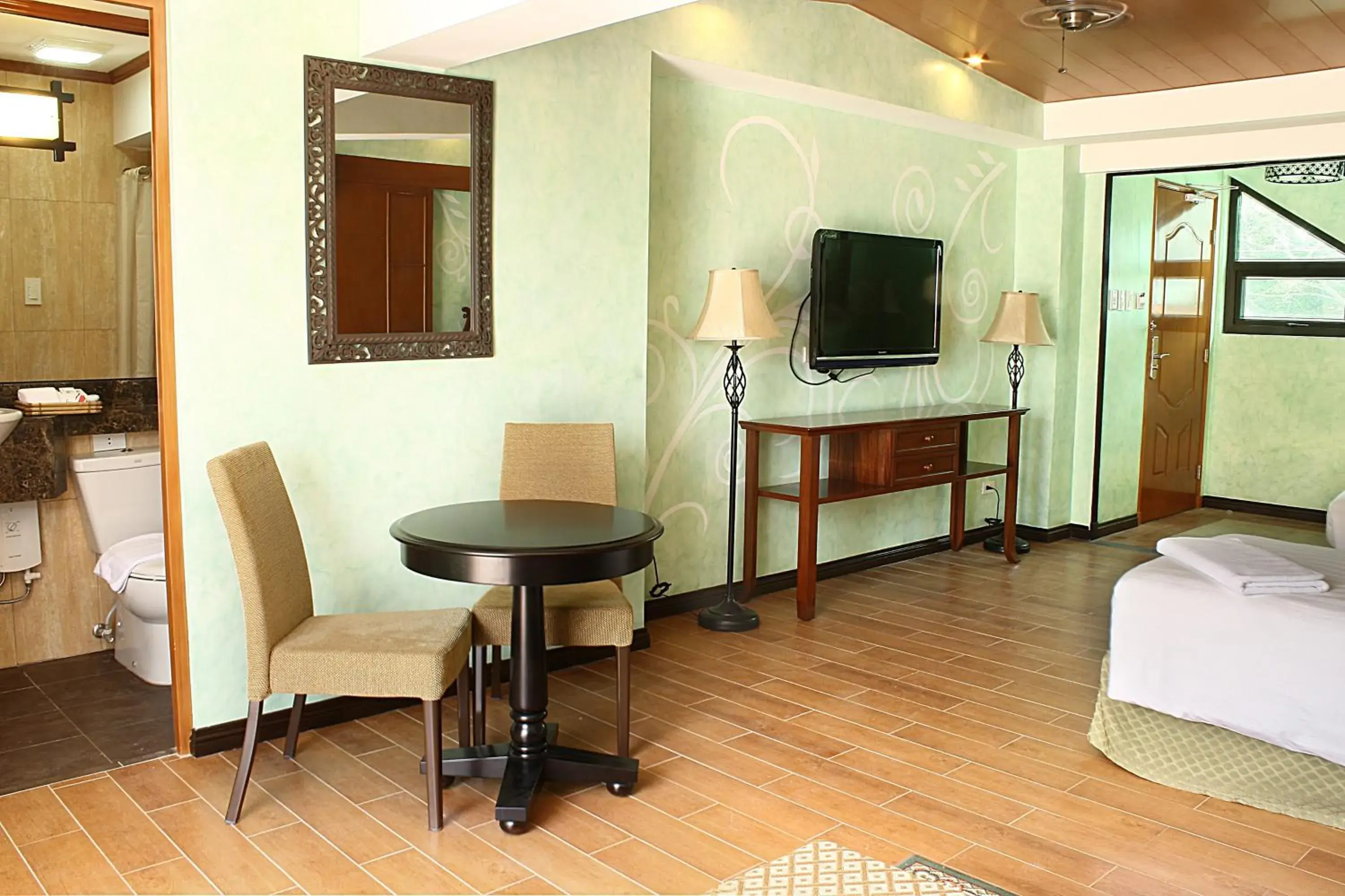 Toilet, TV/Entertainment Center in Lee Boutique Hotel Tagaytay