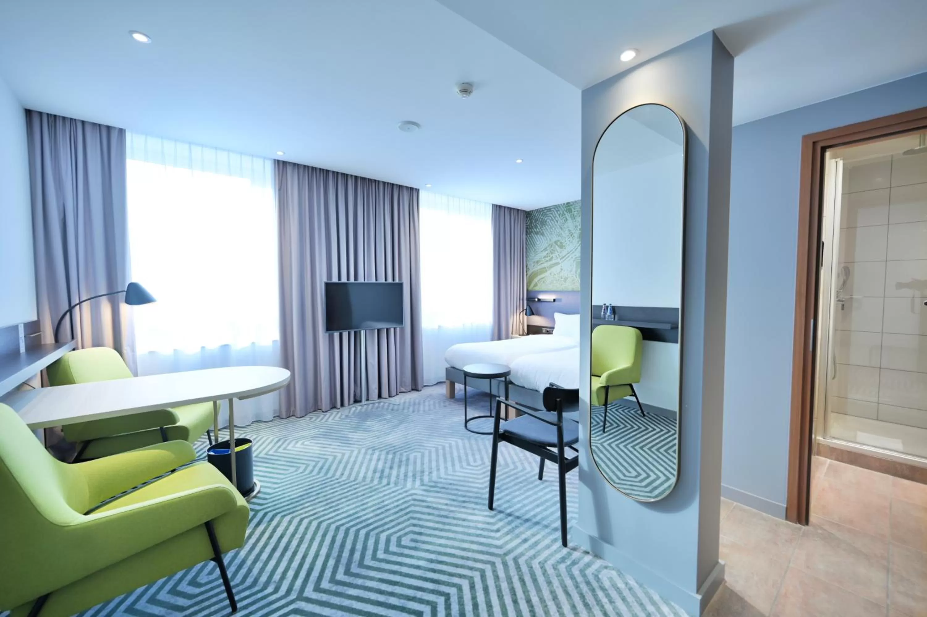 Shower, Bed in Mercure Warszawa Grand