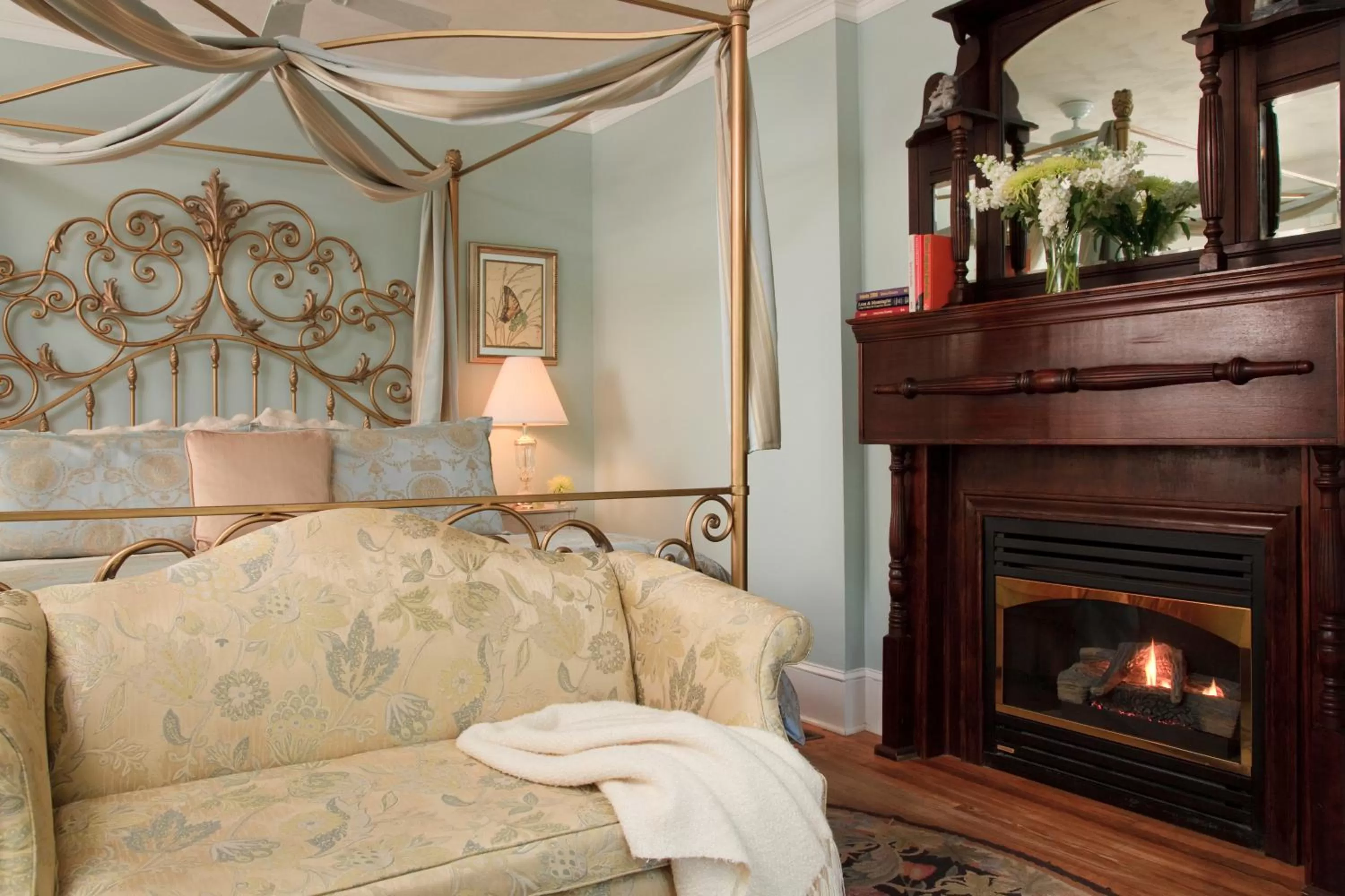 Living room, Bed in White Doe Inn Bed & Breakfast