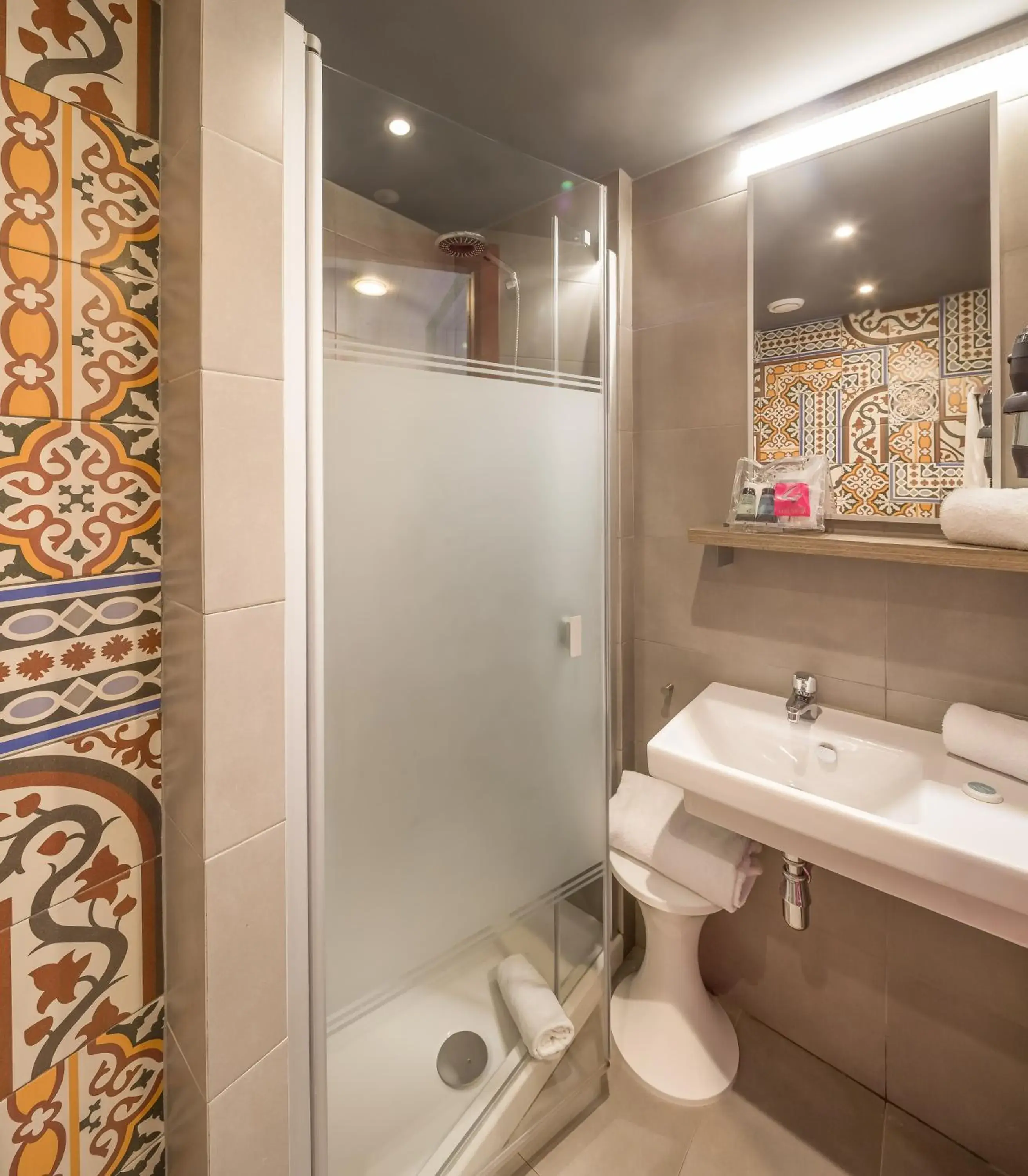 Shower, Bathroom in Generator Barcelona