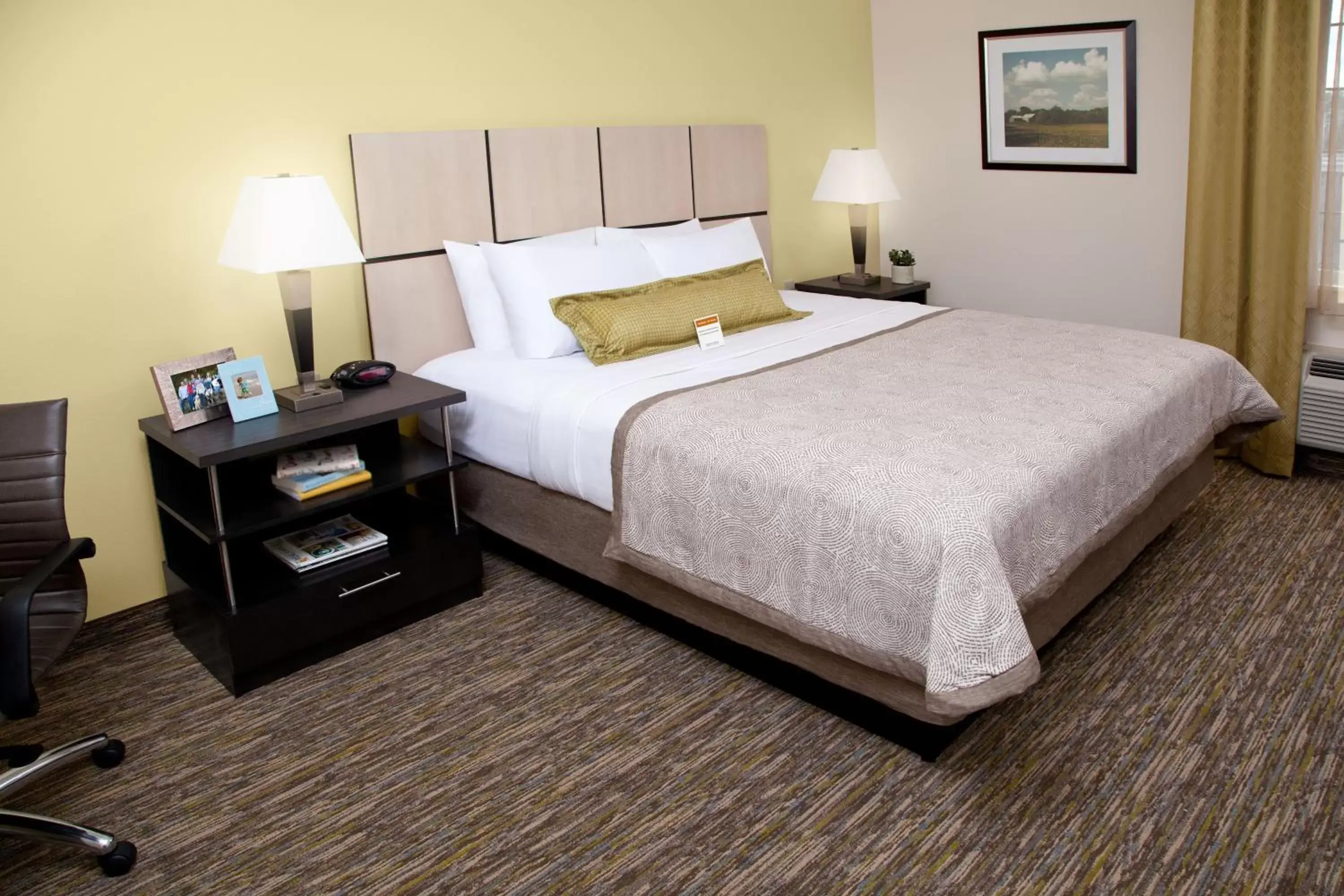 Photo of the whole room, Bed in Candlewood Suites Fort Campbell - Oak Grove, an IHG Hotel