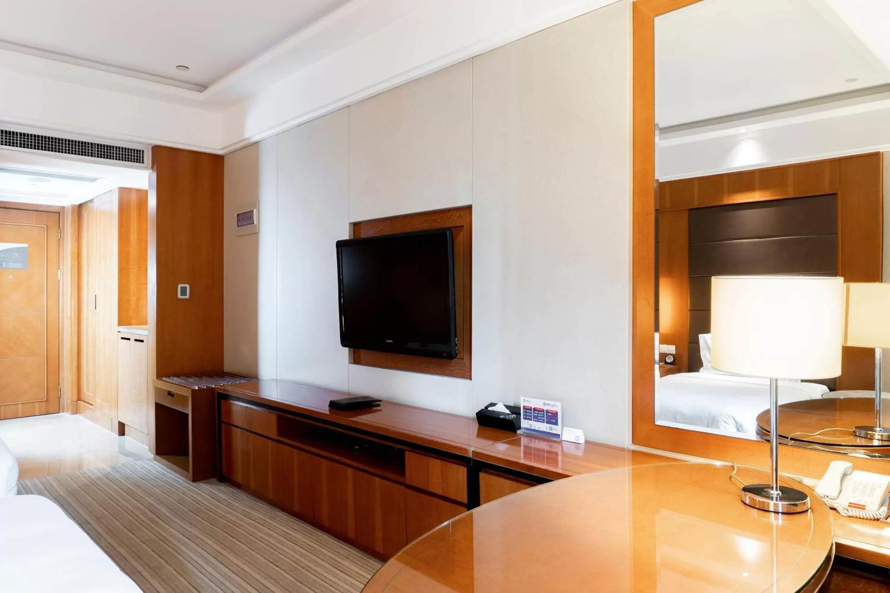 TV/Entertainment Center in Holiday Inn Hangzhou CBD, an IHG Hotel