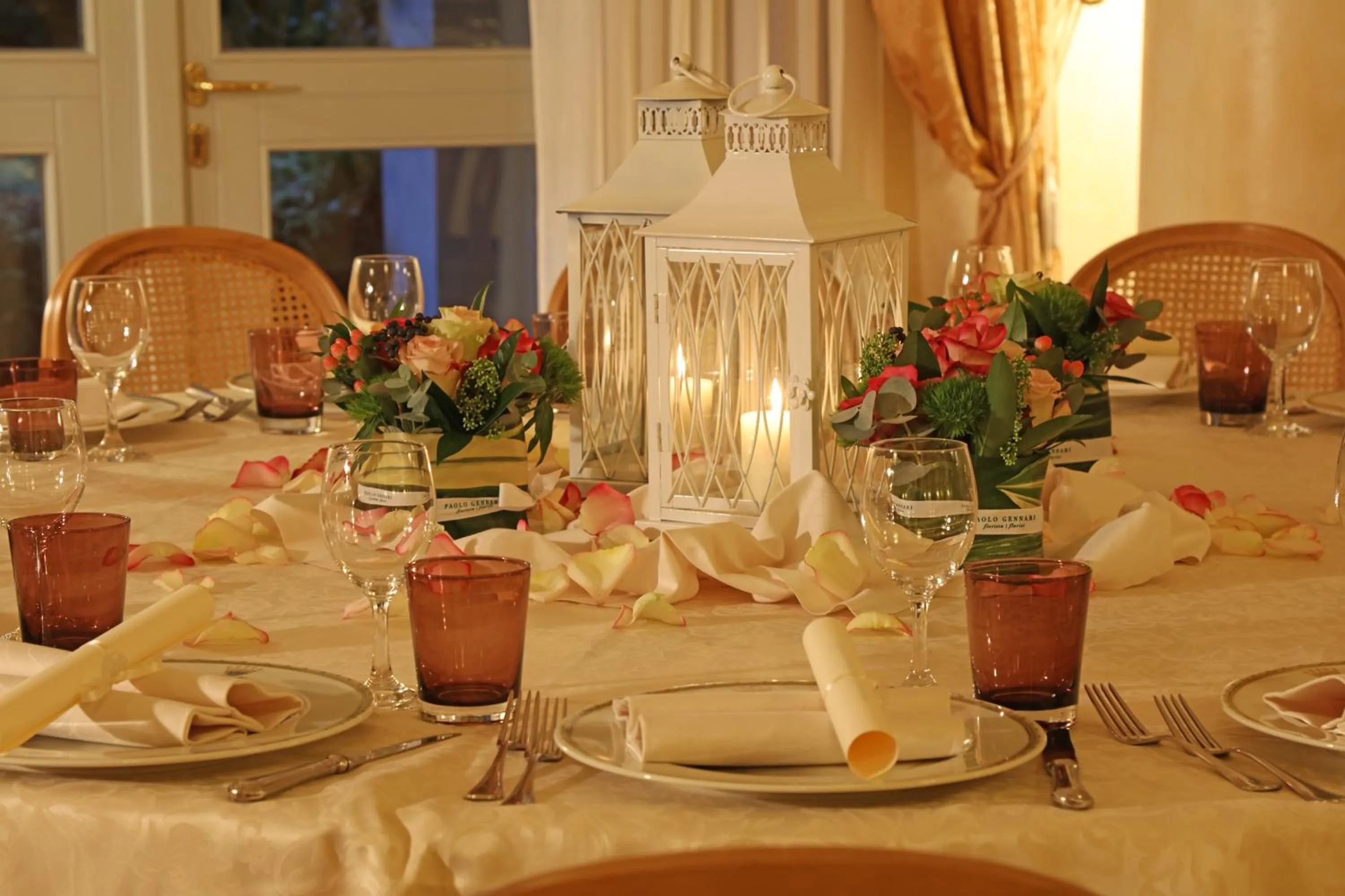 Restaurant/places to eat in Hotel Savoy Palace