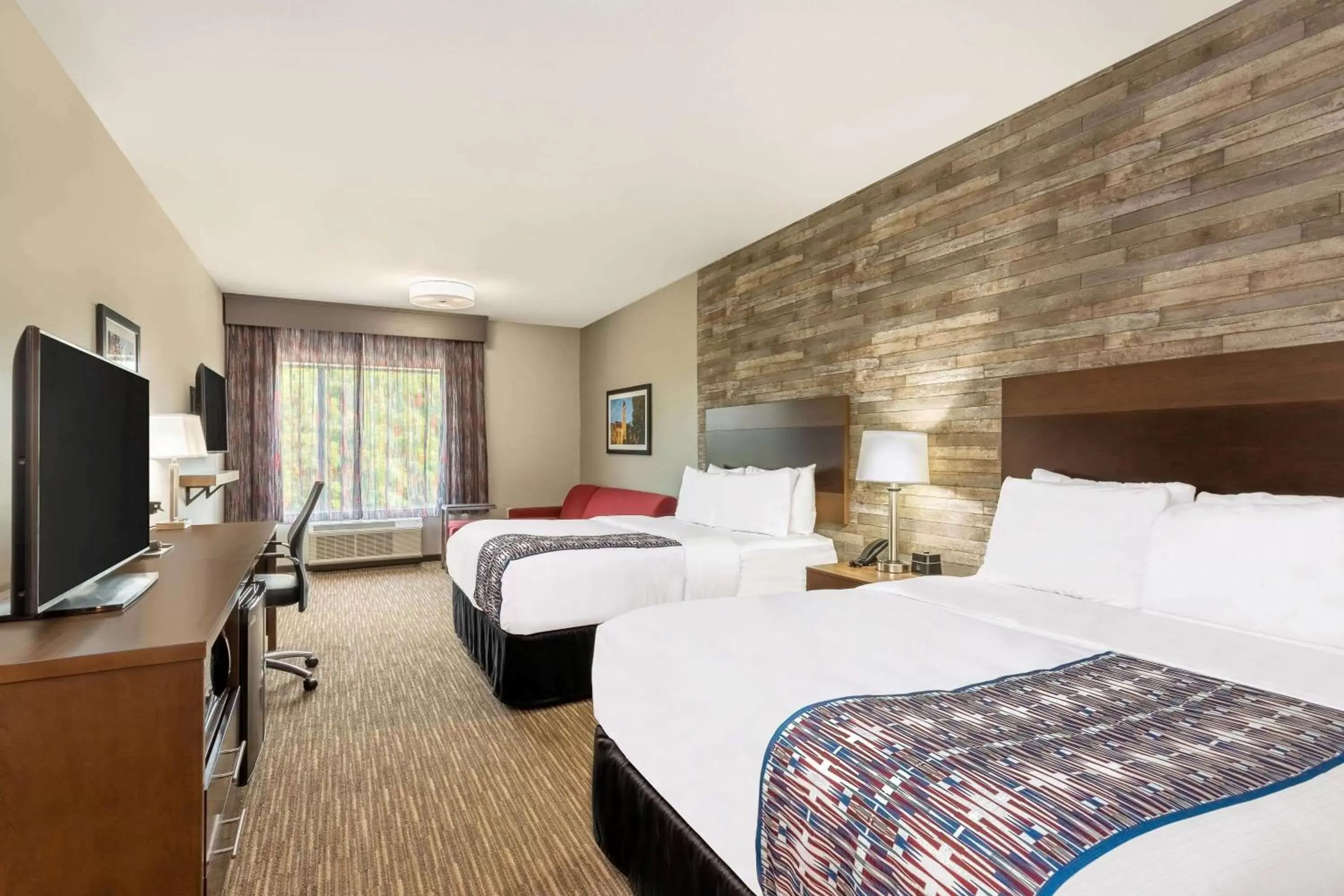On site, Bed in La Quinta Inn and Suites by Wyndham Bloomington