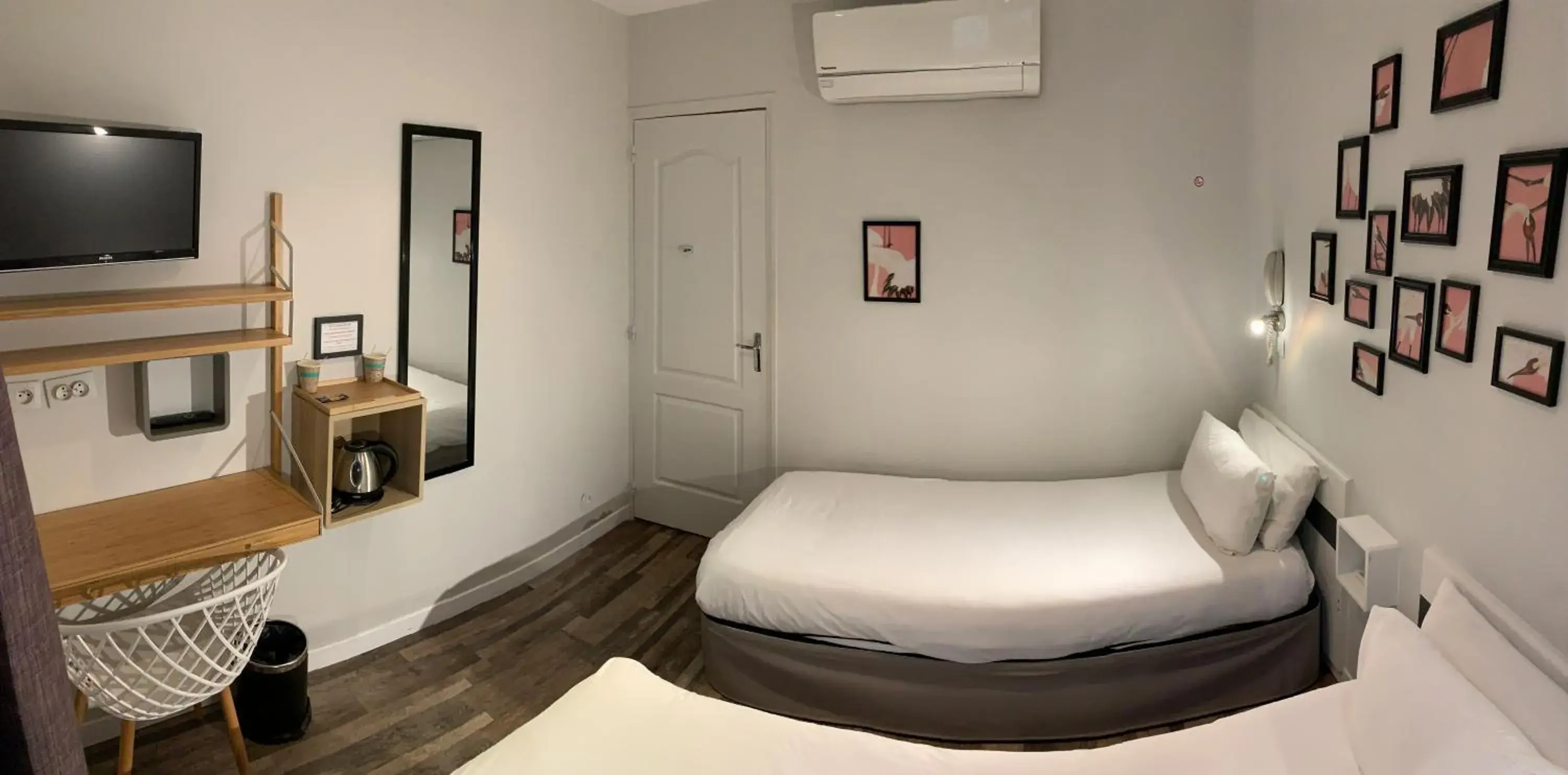 Communal lounge/ TV room, Bed in Hotel De Berne