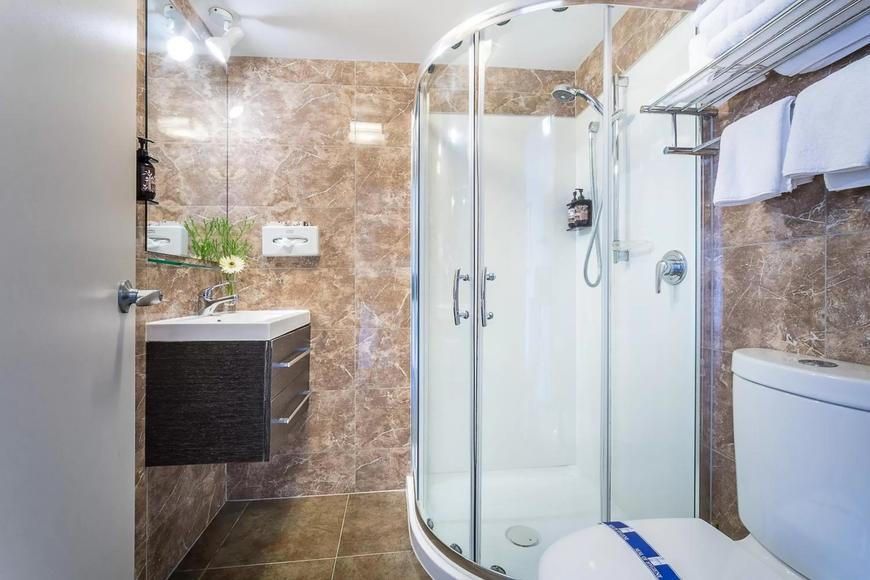 Shower, Bathroom in Best Western Newmarket Inn & Suites