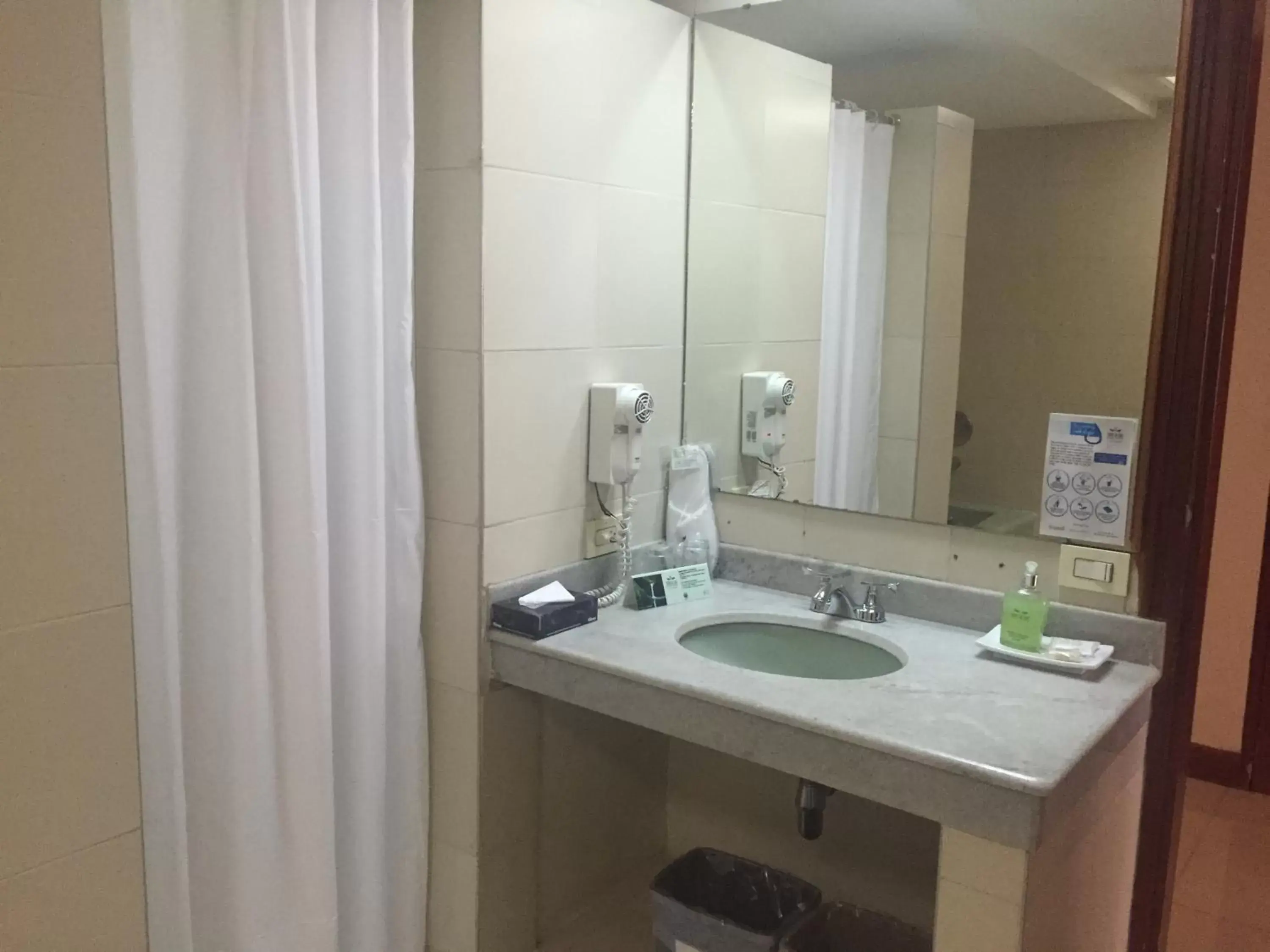 Bathroom in Torre de Cali Plaza Hotel